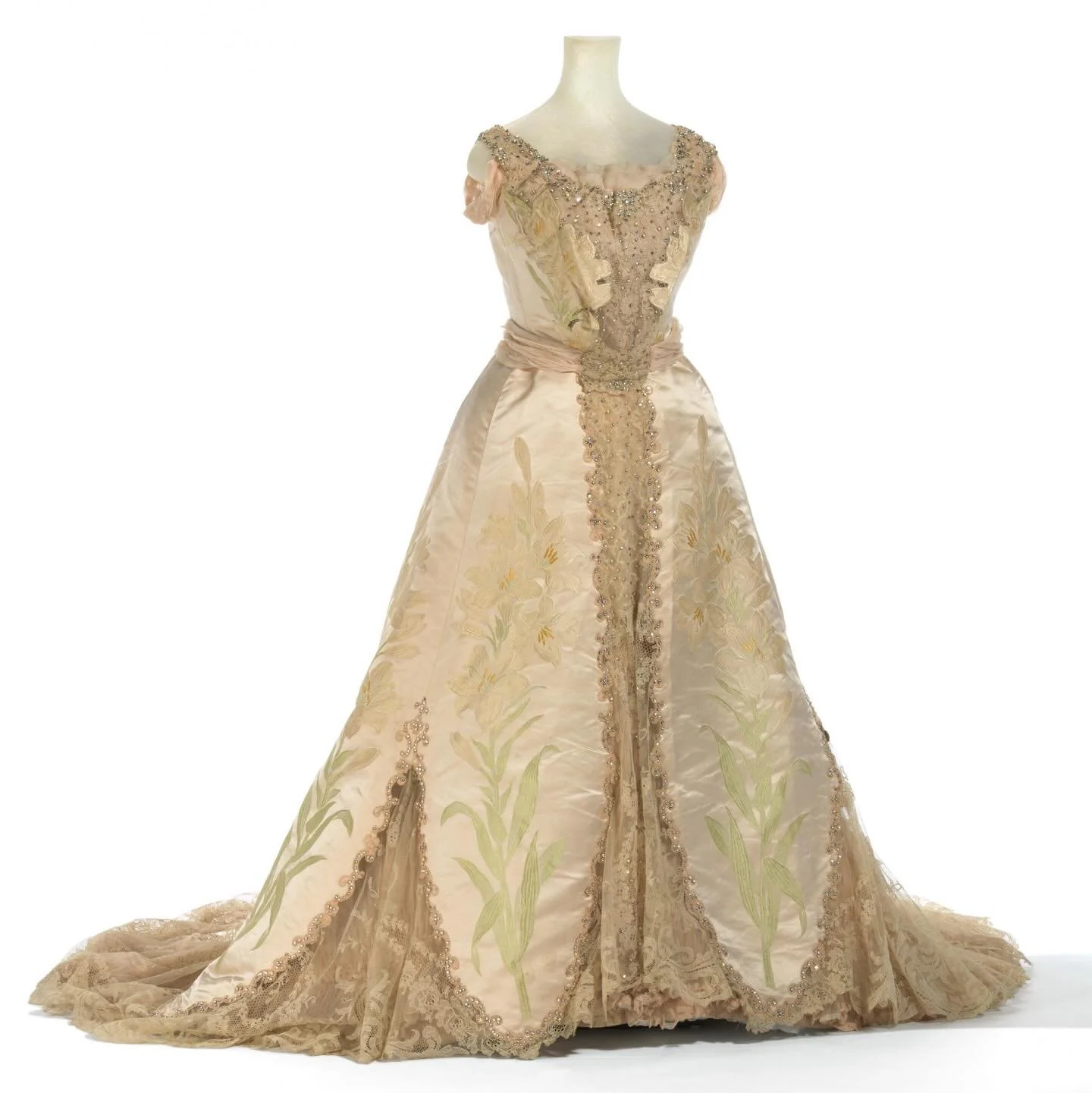 🌿 Presentation gown, 1897, House of Worth, National Gallery of Victoria, Melbourne

silk (satin, chiffon), glass (gemstones), metallic thread, plastic (sequins), metal and cotton (fastenings), brass
.
.
.
.
.
.
.
.
.
.
#1890s #victorianstyle #houseo
