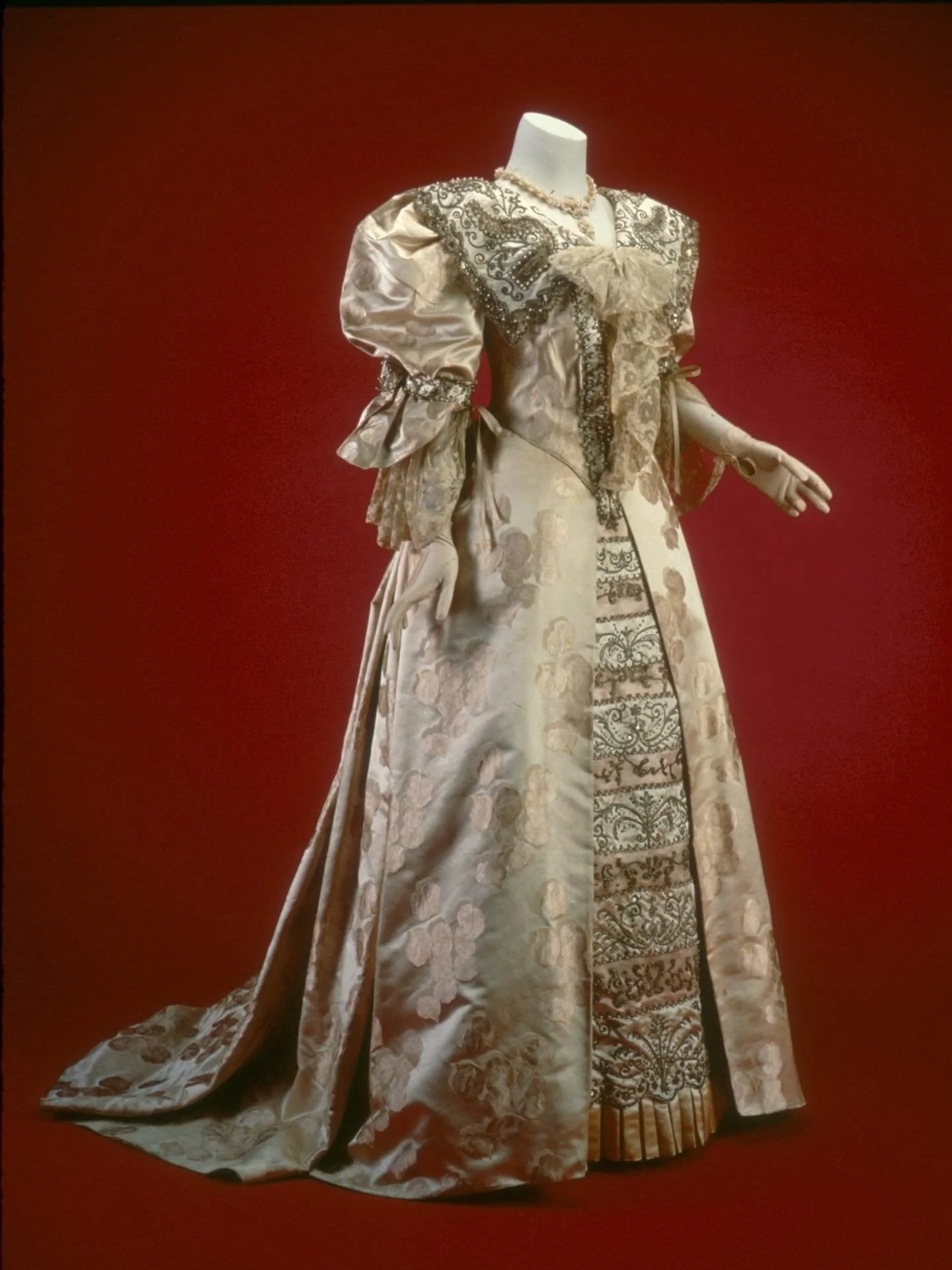 🌟 Evening dress of pink brocade with collar and front panel of skirt of white silk and net embroidered in pearls and silver thread. Worn by Mrs. John (Annie D. Larrabee) DeKoven to Columbian Ball, Chicago, 1893.

Evening dress, c. 1892, Whitney, Chi