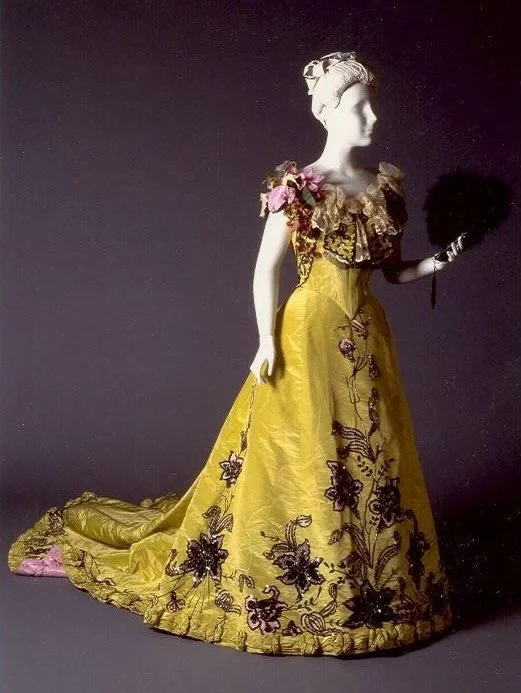 💛 &ldquo;This gown was worn by Sarah Kerr Cole, wife of Consul-General Charles Lawrence Cole at the court of King Albert and Queen Carola of Saxony, Germany. She was presented on January 1, 1898.&rdquo;

https://heinzhistorycenter.emuseum.com/object