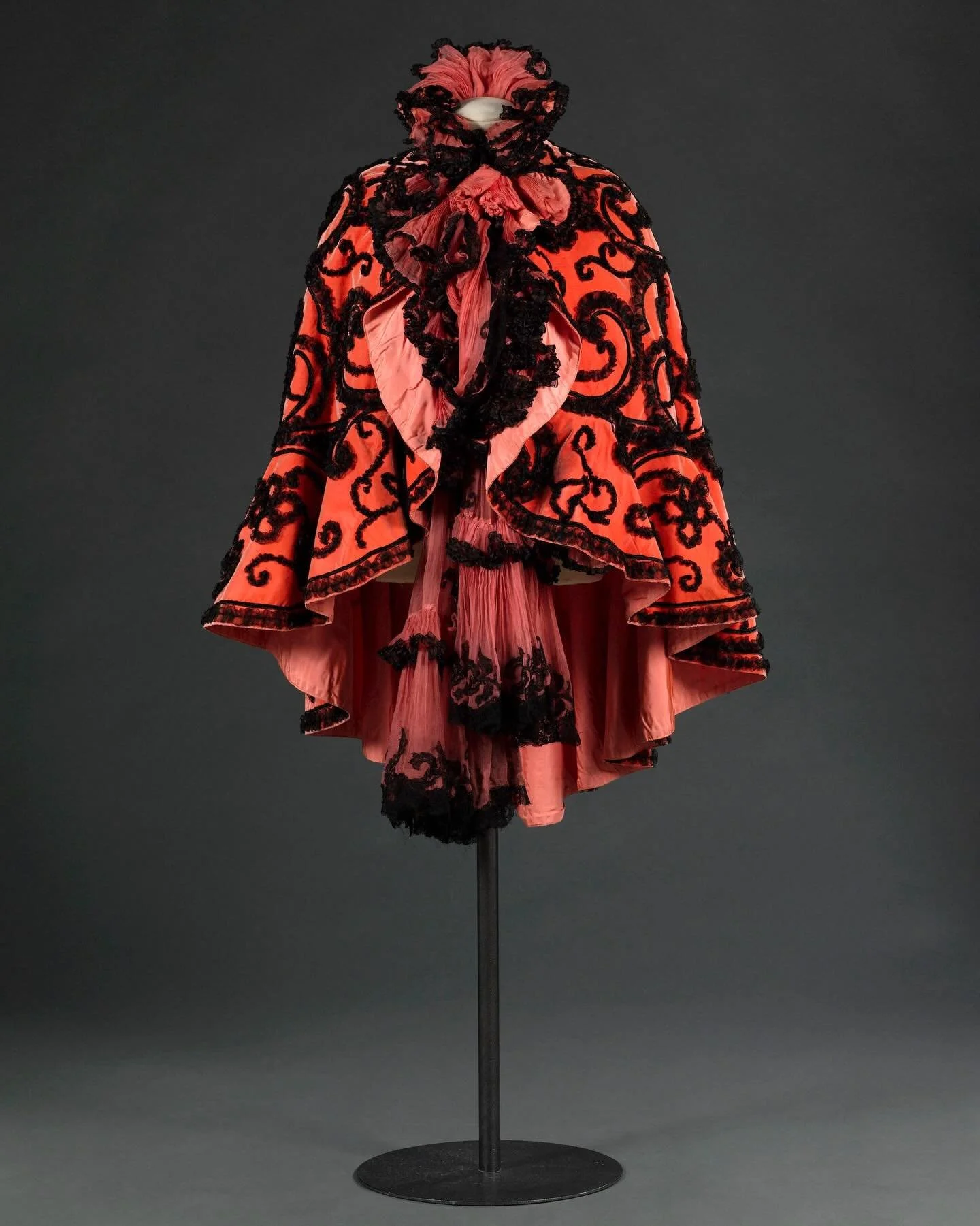 &hearts;️ Cape, 1898-1900, House of Worth, Palais Galliera 

Silk, velvet,  Mousseline
.
.
.
.
.
.
.
.
.
.
#1890s #houseofworth #parisianfashion #hautecouture #historicalfashion