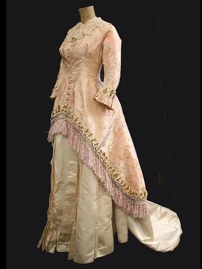 🩷 Silk brocade/satin two-piece gown, c.1880, maker unknown, Vintage Textile
.
.
.
.
.
.
.
.
.
.
.
#1880s #victoriandress #historicalfashion #historicalromance #dressedup