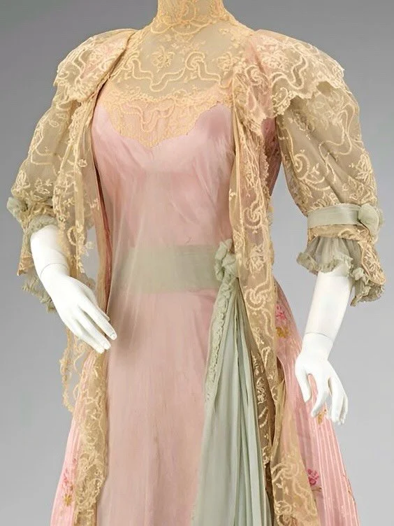 🎀 &ldquo;This is a nice example of the teagown made by the House of Worth. This shows the luxurious lifestyle indicative of prominent women of the time. The teagown could be worn without a corset and was therefore a more comfortable form of dress in