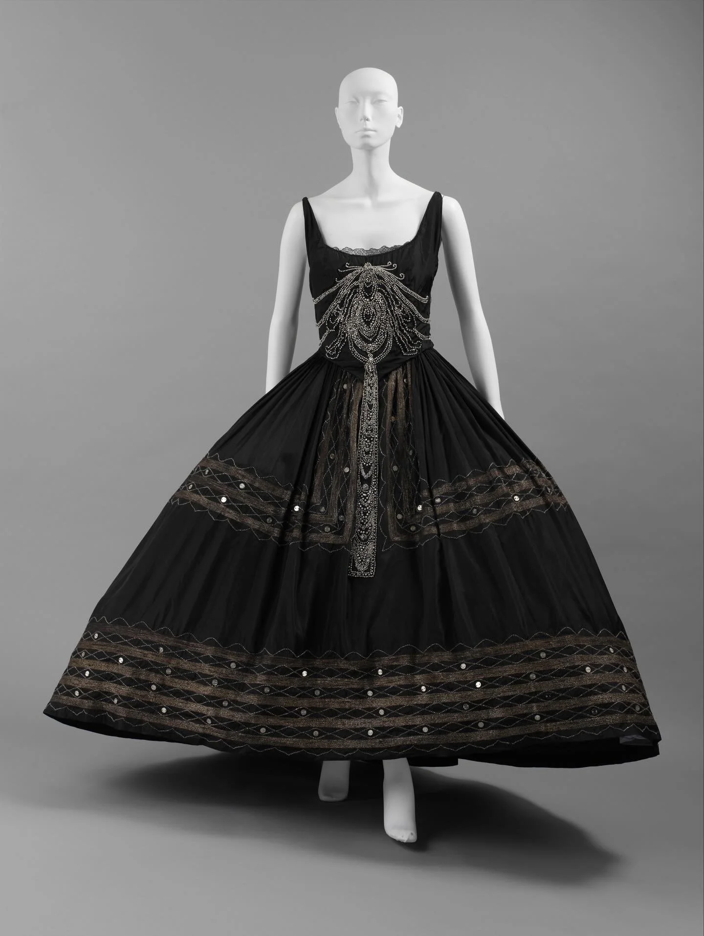 🖤 Robe de Style, 1920-1925, Jeanne Lanvin, the Met

silk, metallic thread, glass, plastic
.
.
.
.
.
.
.
.
.
.
.
#1920s #1920sdress #historicalfashion #1920sfashion #hautecouturedress