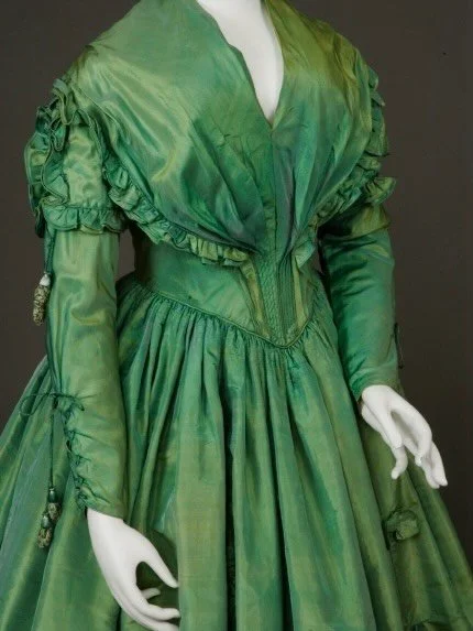 💚 Changeable silk taffeta woven with light green and gold in opposing directions. It does not clarify if this is an arsenic green or not, however I would personally assume it is

Green Changeable Silk Dress, 1840s, maker unknown, Augusta Auctions
.
