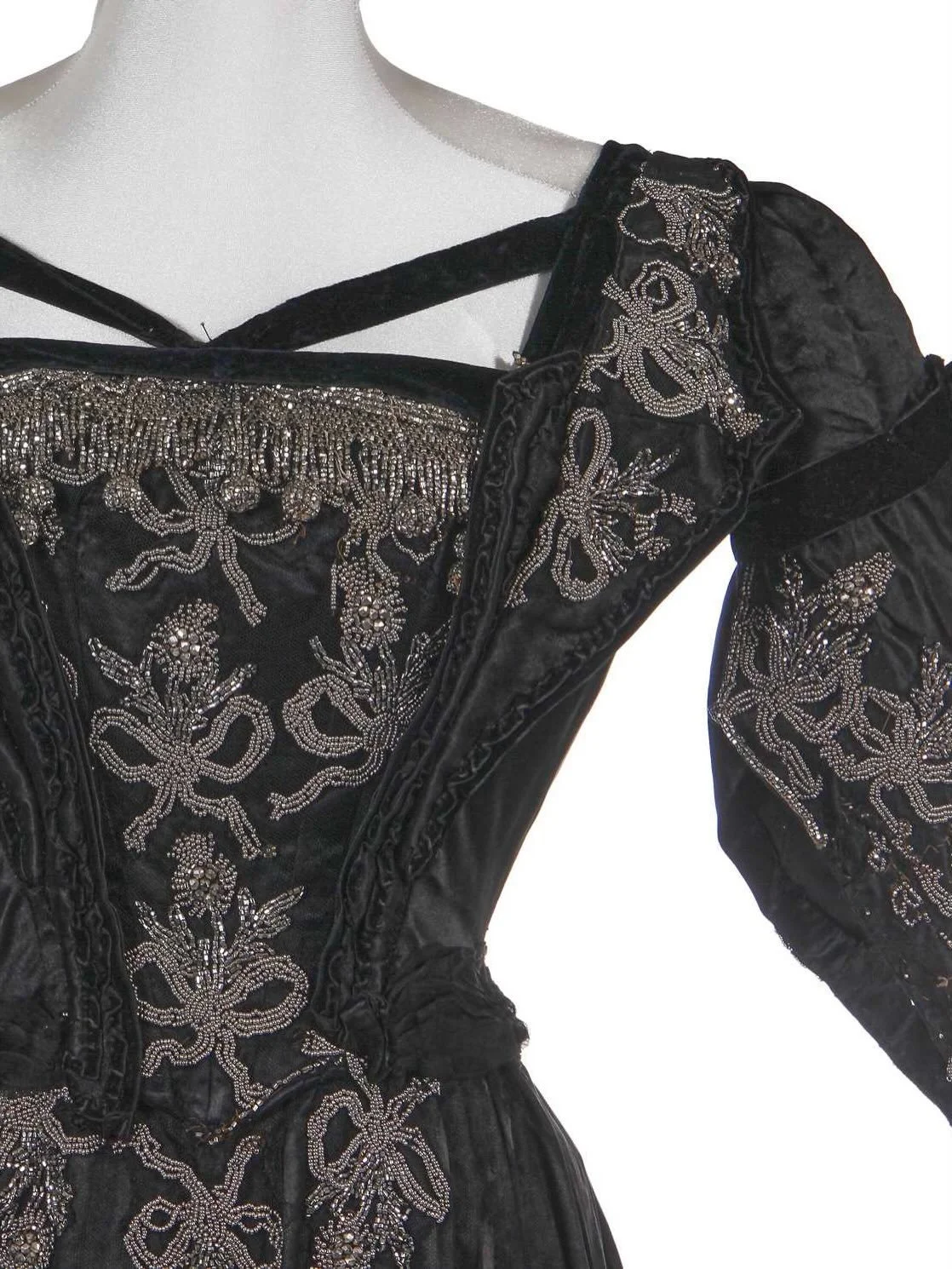 🖤 Early 1900s ball gown with thistle and bows motifs in sequins and steel beads

A black satin ball gown, c. 1900, maker unknown (Scottish), Kerry Taylor Auctions
.
.
.
.
.
.
.
.
.
.
#victoriandress #historicalfashion #historicalromance #bowsbowsbow