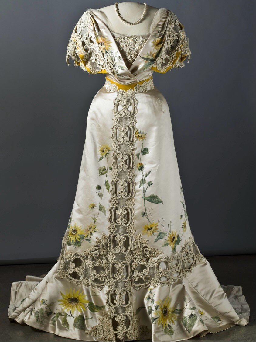 🌻 Dinner dress of white silk with hand painted chrysanthemums. Sewn in 1907 but likely cut earlier.

Dress, 1900-1907, Augusta Lundin, Nordiska museet
.
.
.
.
.
.
.
.
.
.
.
.
#1900s#edwardian#historicalfashion#historicaldress#chrysanthemums