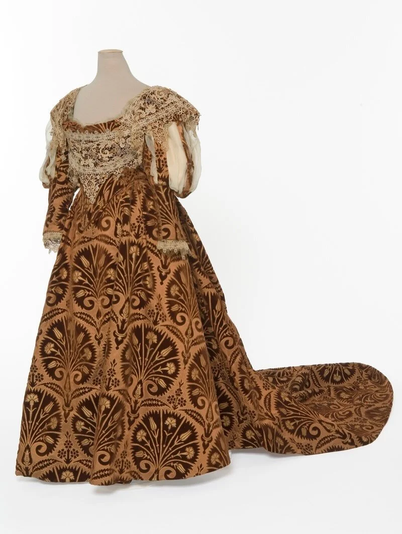 🤎 Evening dress, c. 1890, House of Worth, Mus&eacute;e des Arts D&eacute;coratifs

Cut velvet, silk satin, muslin, needle lace
.
.
.
.
.
.
.
.
.
.
#1890s #gildedage #belleepoque #historicalfashion #hautecouture