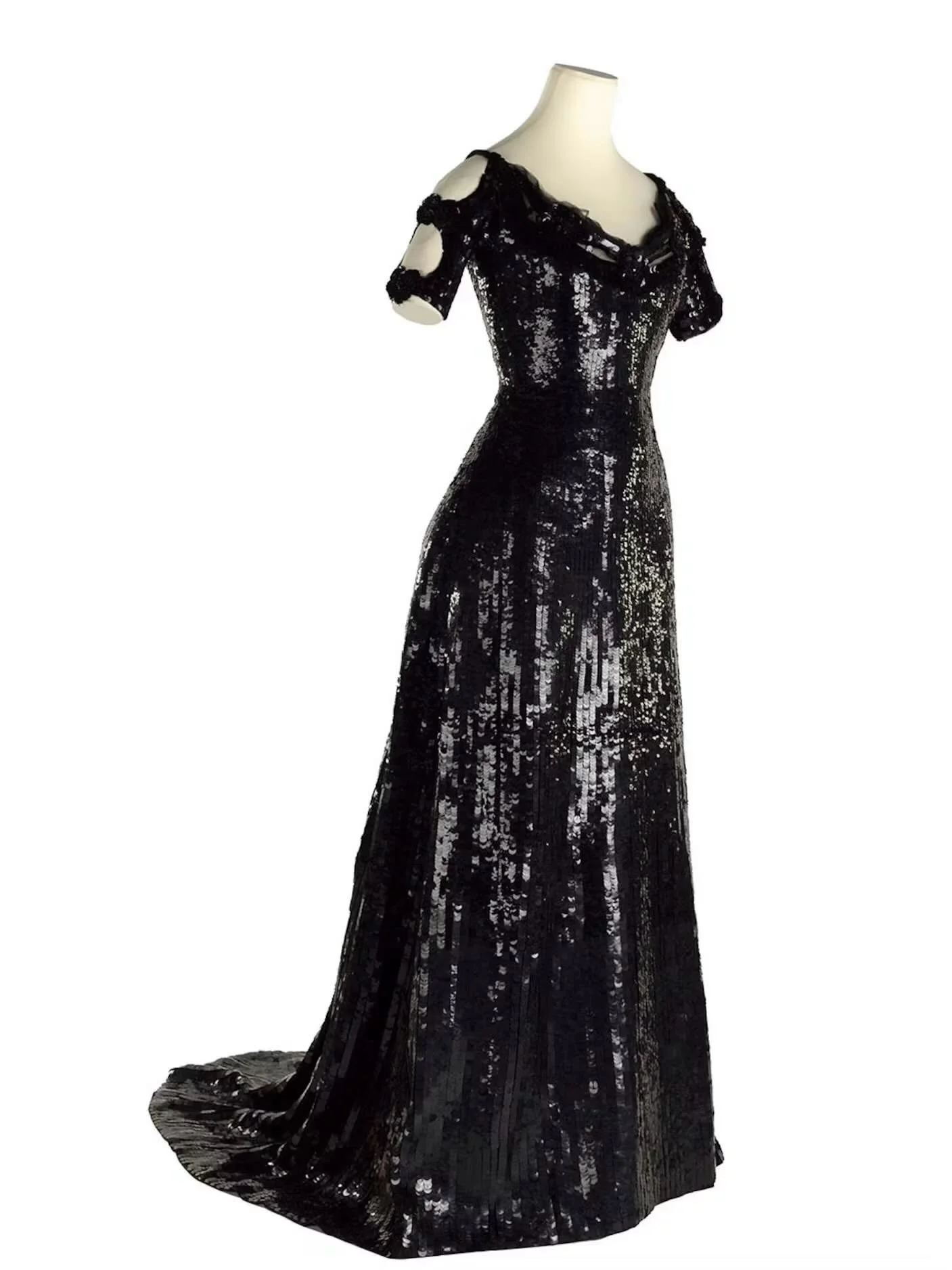 🖤 &ldquo;Worn by Mary Joy Newland (1883-1960), An American railroad heiress of Irish origin, who married the Dutch Count van Limburg Stirum et du Saint Empire (1877-1954), of one of the oldest noble families of Europe, in 1908. From 1908-12 the coup