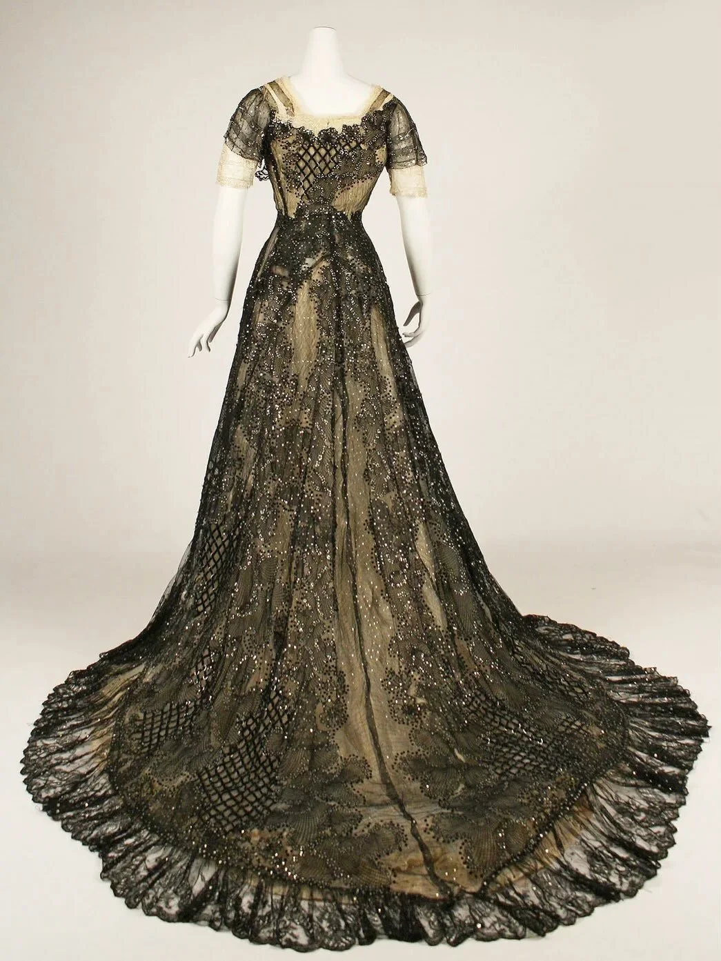 ✨ Evening dress, 1906-1908, Campbell and Burke, the Met

Silk, metal
.
.
.
.
.
.
.
.
.
.
#1900s #edwardian #fashionhistory #dresshistory #belleepoque