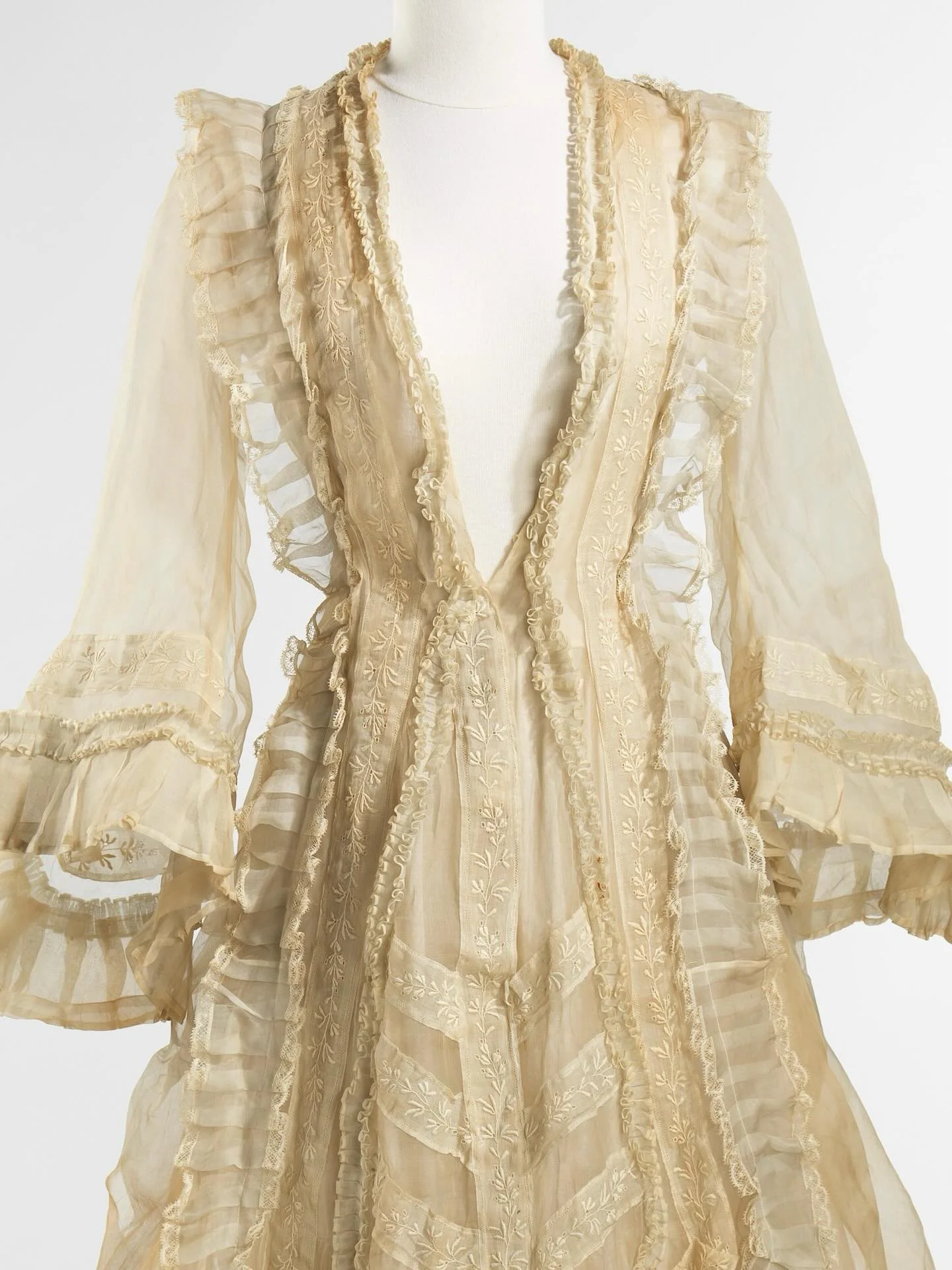 🤍 &ldquo;This evening dress belonged to Amelia Beard Hollenback (1844-1918) who was born and raised in Brooklyn and married the prominent financier and philanthropist John Welles Hollenback (1835-1927) in 1874. The dress was originally worn in 1862,