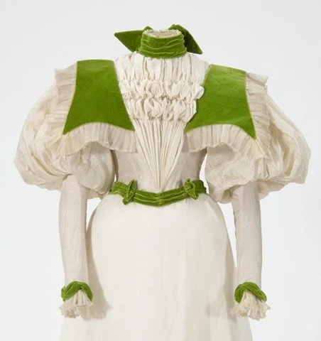 🍏 Women&rsquo;s white silk dress bodice, 1895-1897, Bertha M. Johnson, Minnesota Historical Society 

Silk, velveteen
.
.
.
.
.
.
.
.
.
.
#1890s #victorianfashion #gildedage #fashionhistory #historicalcostume
