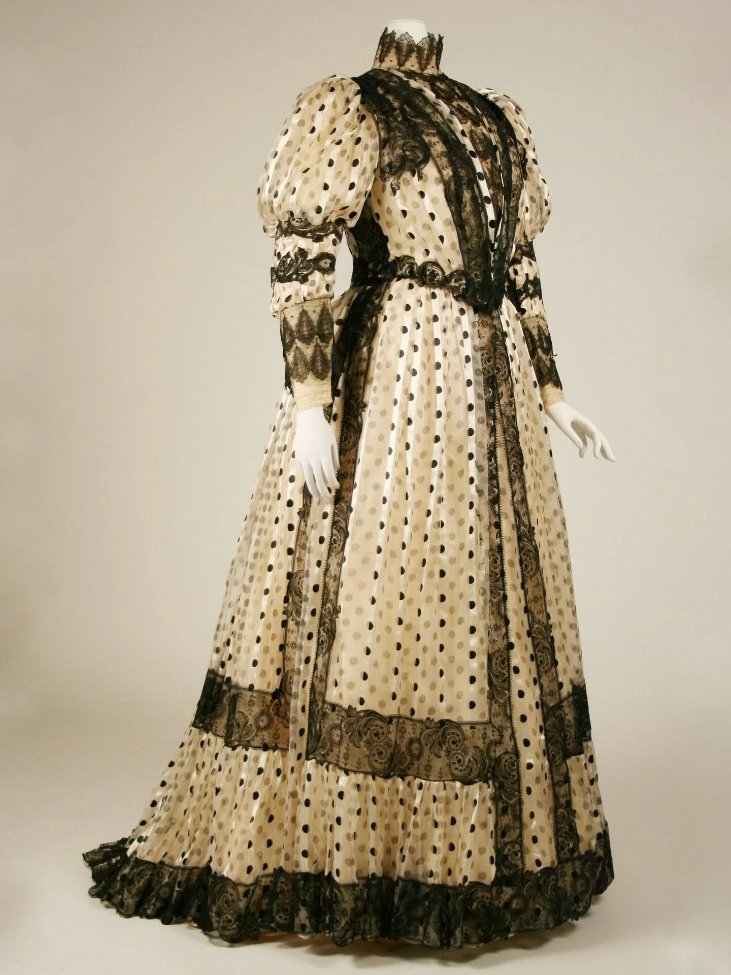 🖤 Dress, 1905-1907, Rouff, the Met

Silk
.
.
.
.
.
.
.
.
.
.
#1900s #edwardian #edwardianfashion #polkadots #historicalfashion