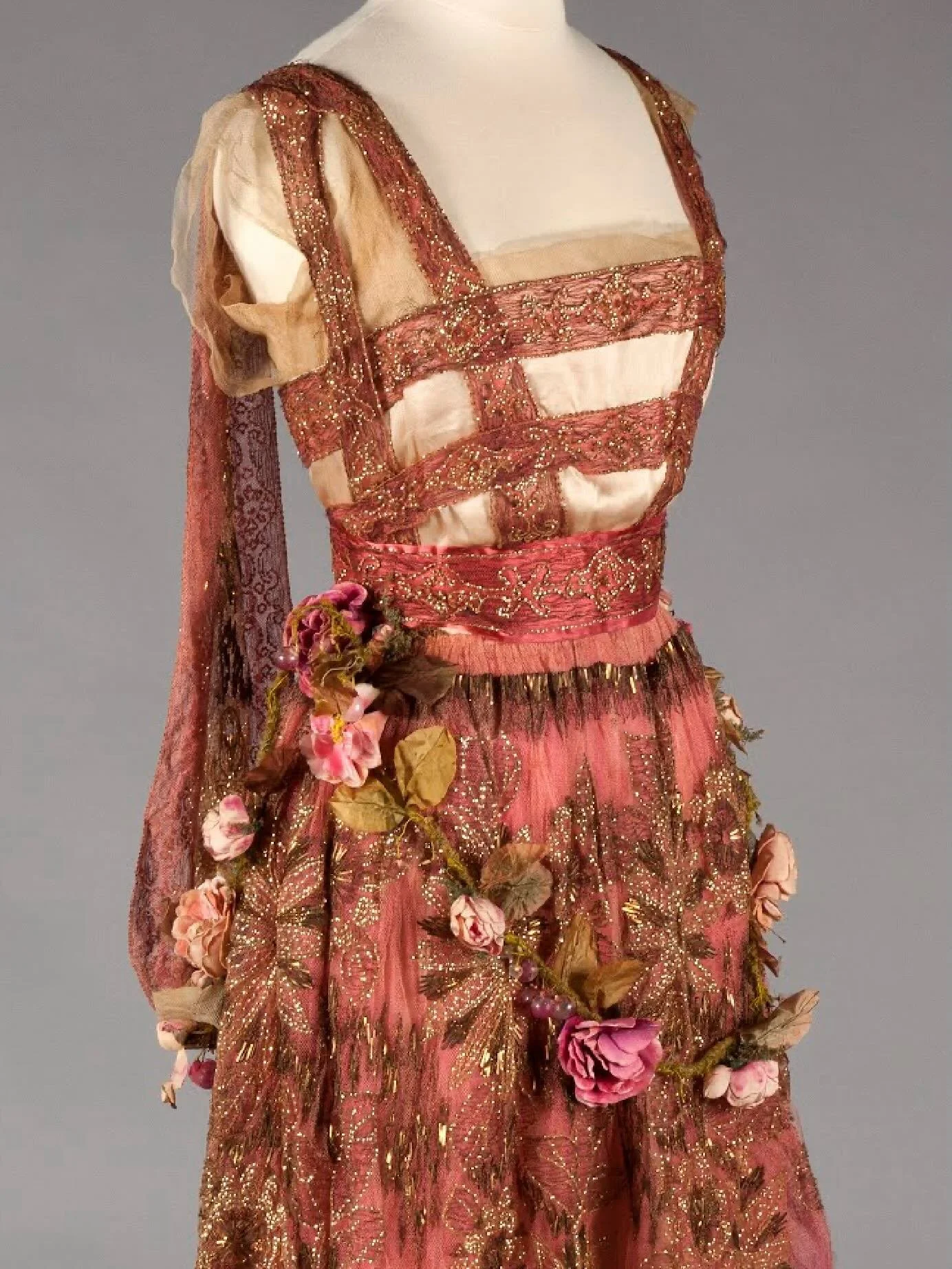 🌸🧚&zwj;♀️ Evening dress, 1916-1917, maker unknown (France), The Robert and Penny Fox Historic Costume Collection at Drexel University

Silk Satin, Net, Velvet, Millinery Flowers, Glass and Metallic Embroidery
.
.
.
.
.
.
.
.
.
.
.
.
#1910s #fashion