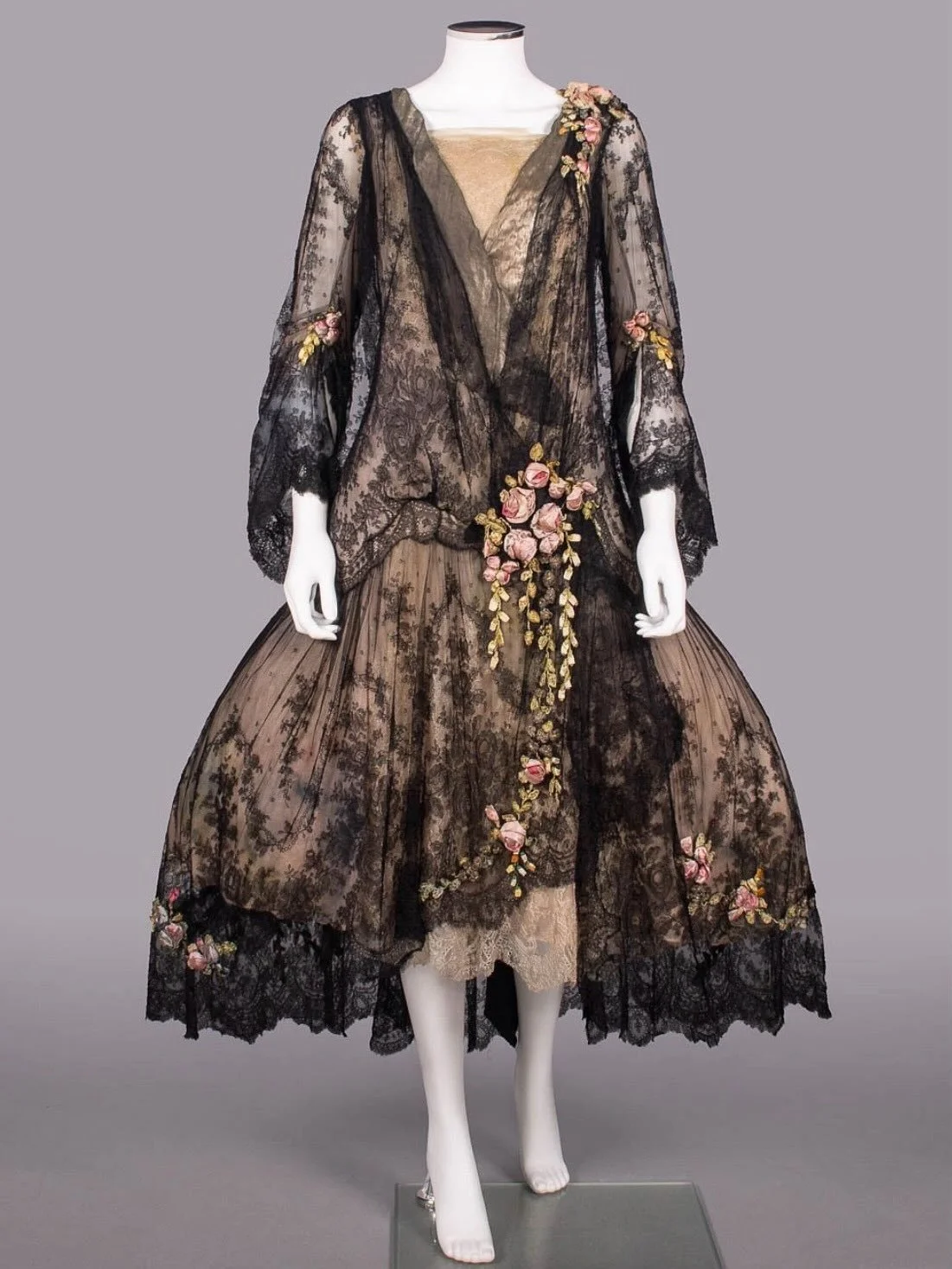 🖤 Robe De Style Evening Gown, c. 1928, Boue Soeurs, Augusta Auctions

black chantilly lace, cream silk leavers lace, lavender silk chiffon, silver lame, silk ribbon roses
.
.
.
.
.
.
.
.
.
.
#1920s #parisianfashion #hautecouture #historicalfashion #