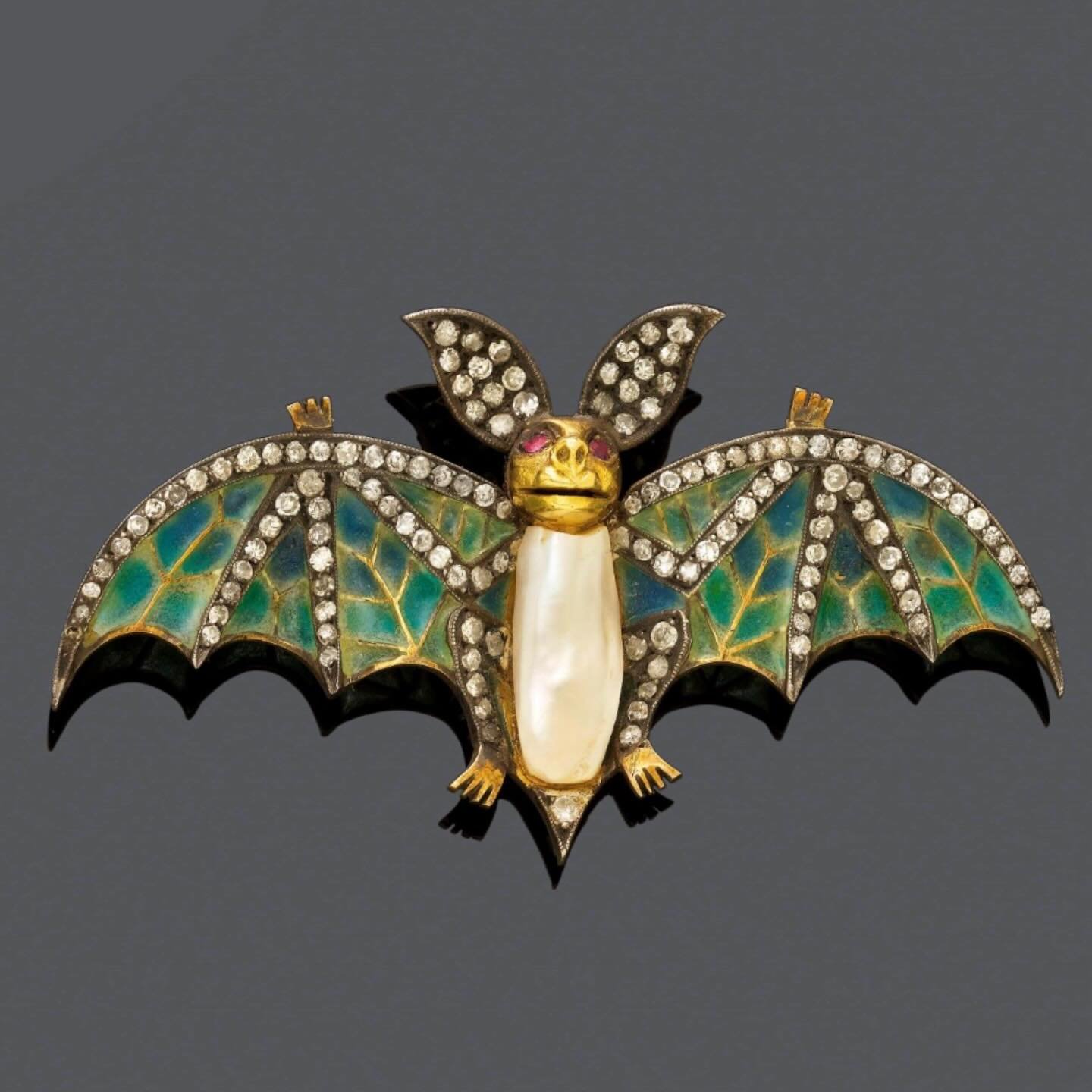 🦇 Enamel, Pearl, Diamond and Ruby Bat Brooch, c. 1900, Koller Auktionen
.
.
.
.
.
.
.
.
.
.
.
.
.
.
#artnouveaujewelry #artnouveau #historicalfashion #bats #enameljewelry