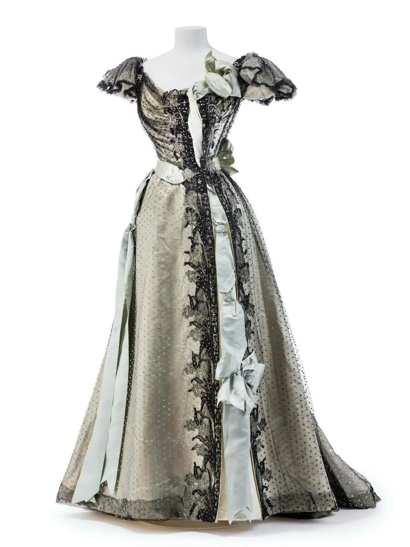 🎀 two-piece ballgown, c. 1895, House of Worth, Kunstgewerbemuseum

Cream-colored silk satin, turquoise silk satin ribbon, tulle (black and cream); Lining: cream-colored silk taffeta; Embellishment: glass beads and glass stones, gold- and silver-colo
