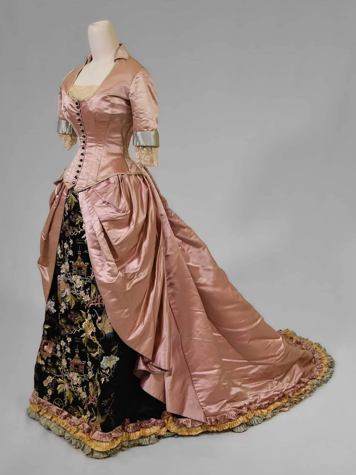🌸 &ldquo;This 1875 dress was worn by Eleanor Belknap Quarrier (1848-1888), who married Archibald Monroe Quarrier on December 6, 1871 in Louisville, KY. Archie was Second Vice President of the Louisville and Nashville Railroad Company.&hellip;

Trade