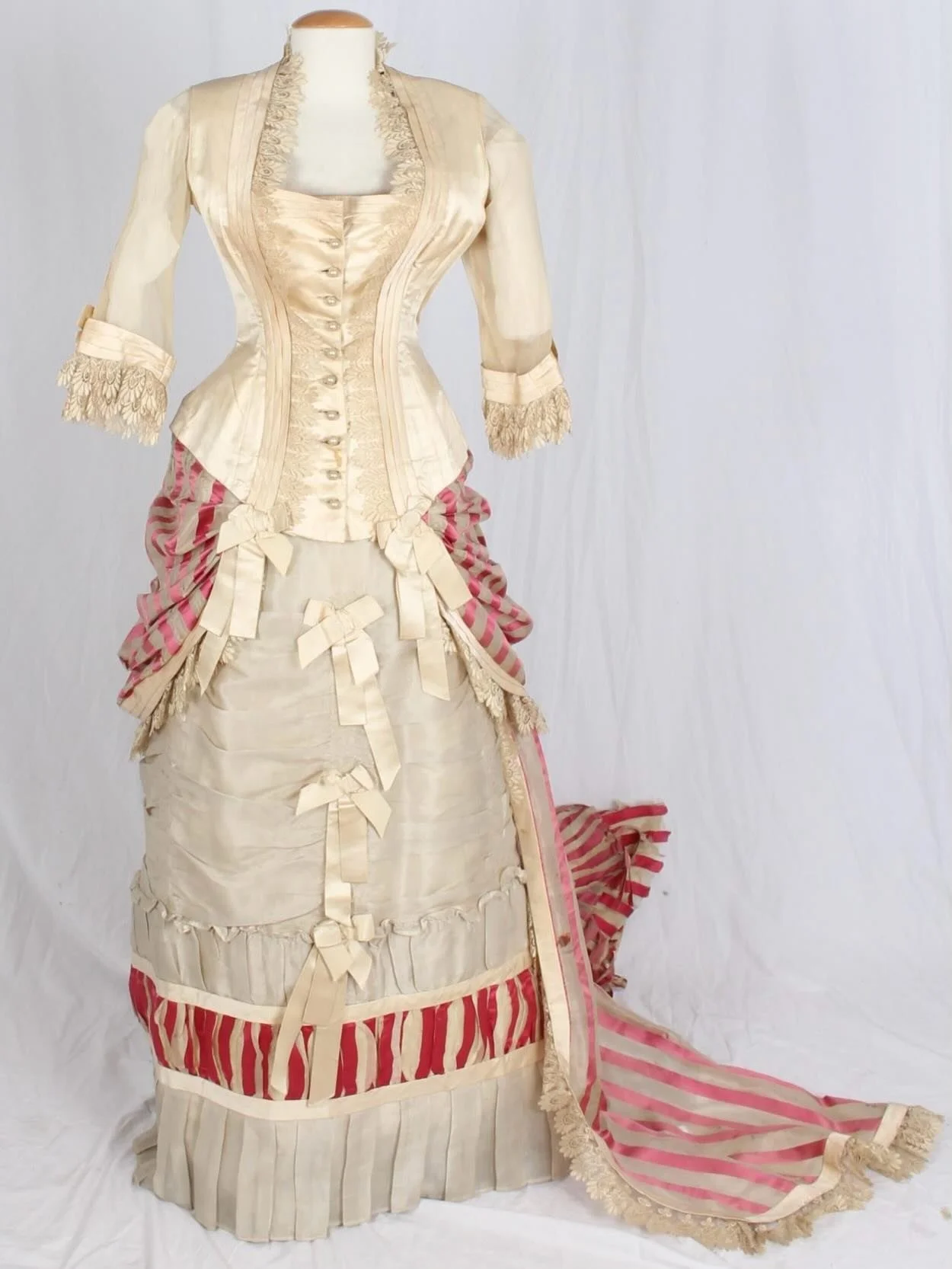 ❤️ Evening dress, c. 1875, maker unknown, The Valentine
.
.
.
.
.
.
.
.
.
.
.
#1870s #gildedage #victorian #historicalromance #historicalfashion
