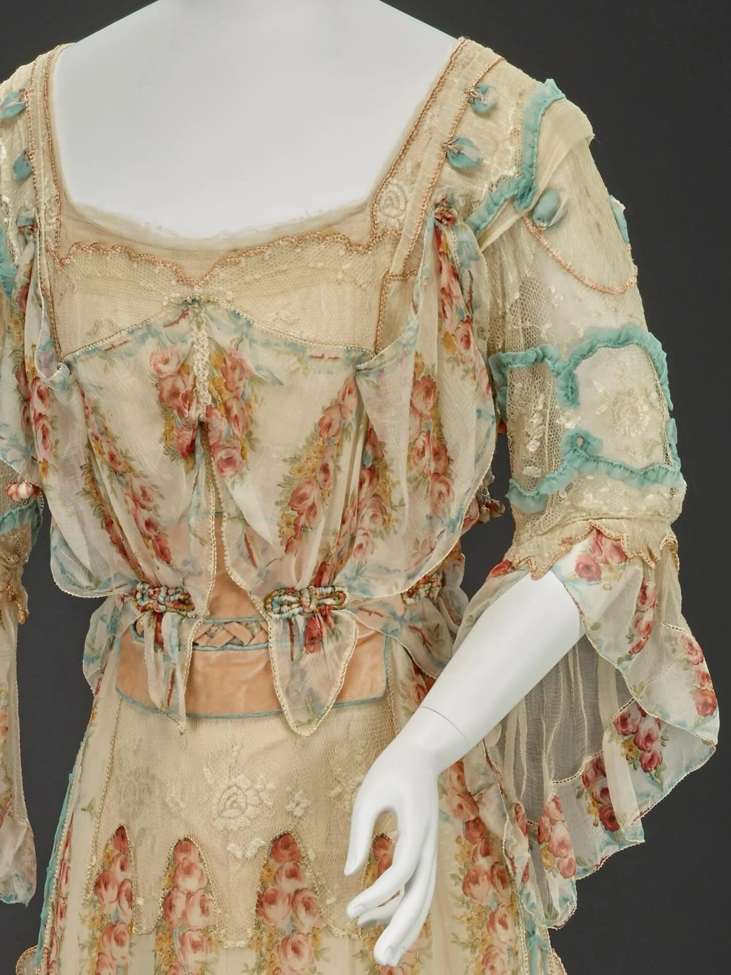 💐 Afternoon dress, c. 1910, Girolamo Giuseffi, Newfields

silk chiffon, silk gauze, silk netting, silk velvet
.
.
.
.
.
.
.
.
.
.
.
.
.
.
.
#1910s #edwardian #edwardianfashion #historicalromance #historicaldress