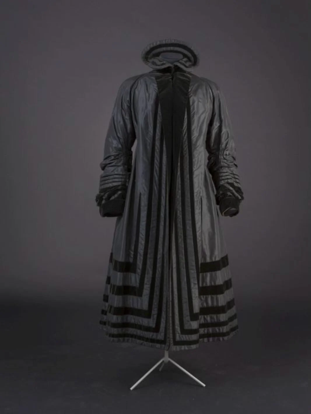 🖤 &ldquo;In the belle &eacute;poque (1890-1914) there was peace between the Western powers, industry flourished and the well-to-do bourgeoisie had become the ruling class. The promotion of the bourgeoisie had caused the rise of haute couture in the 