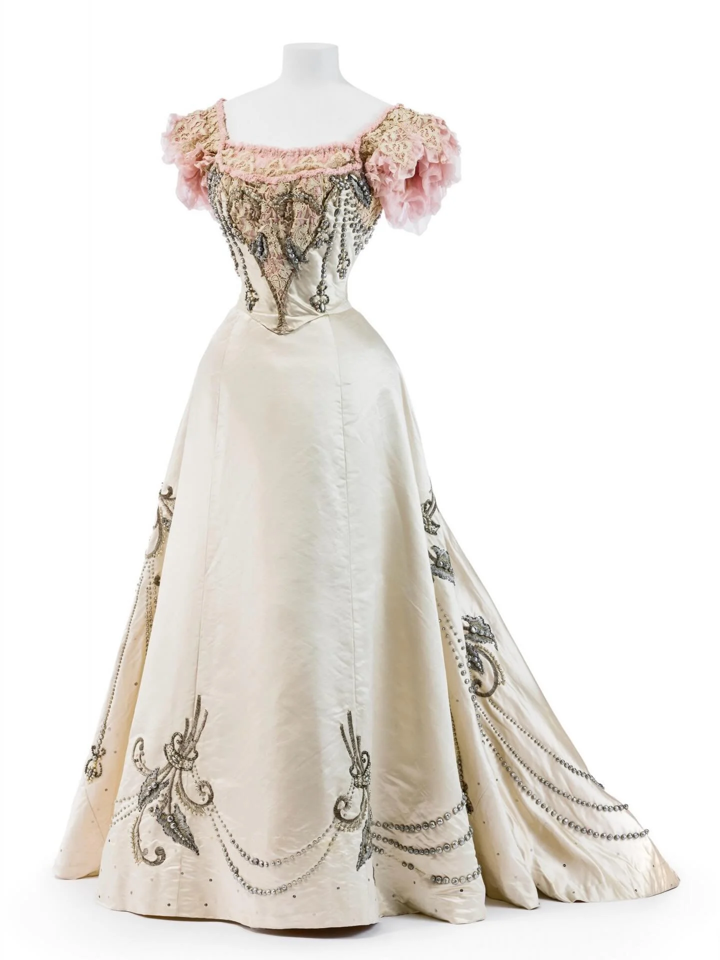 🎀 Two-piece ball gown, c. 1895, Jeanne Paquin, Kunstgewerbemuseum

Cream-colored silk satin, cream-colored silk taffeta, pink silk voile; trim: needle lace, faux pearls, silver sequins
.
.
.
.
.
.
.
.
.
.
.
.
.
.
.
#1890s #historicaldress #jeannepaq