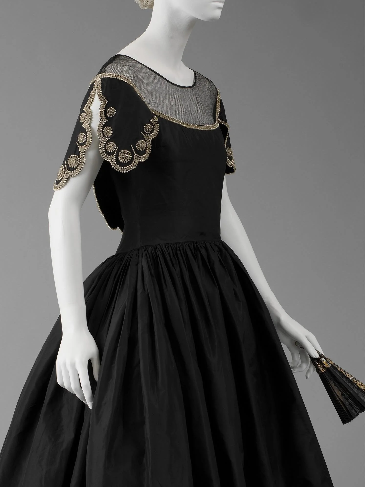 🖤 &ldquo;The &lsquo;roaring Twenties&rsquo; are generally described as a modern decade, being represented by the figure of the flapper, the cutting-edge girl wearing a straight, short dress and the bob haircut. However, in the same decade another fa