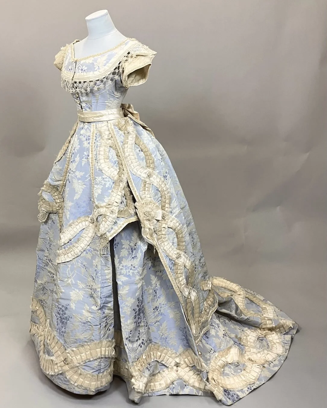 💙 1860s evening dress of silk in shades of blue and white with lily of the valley motifs. Decorated with pearls borders and embroidered with pearl flowers.

&ldquo;Possibly worn by Caroline Wijk, born Dickson in 1846, married to Olof Wijk. Their dau