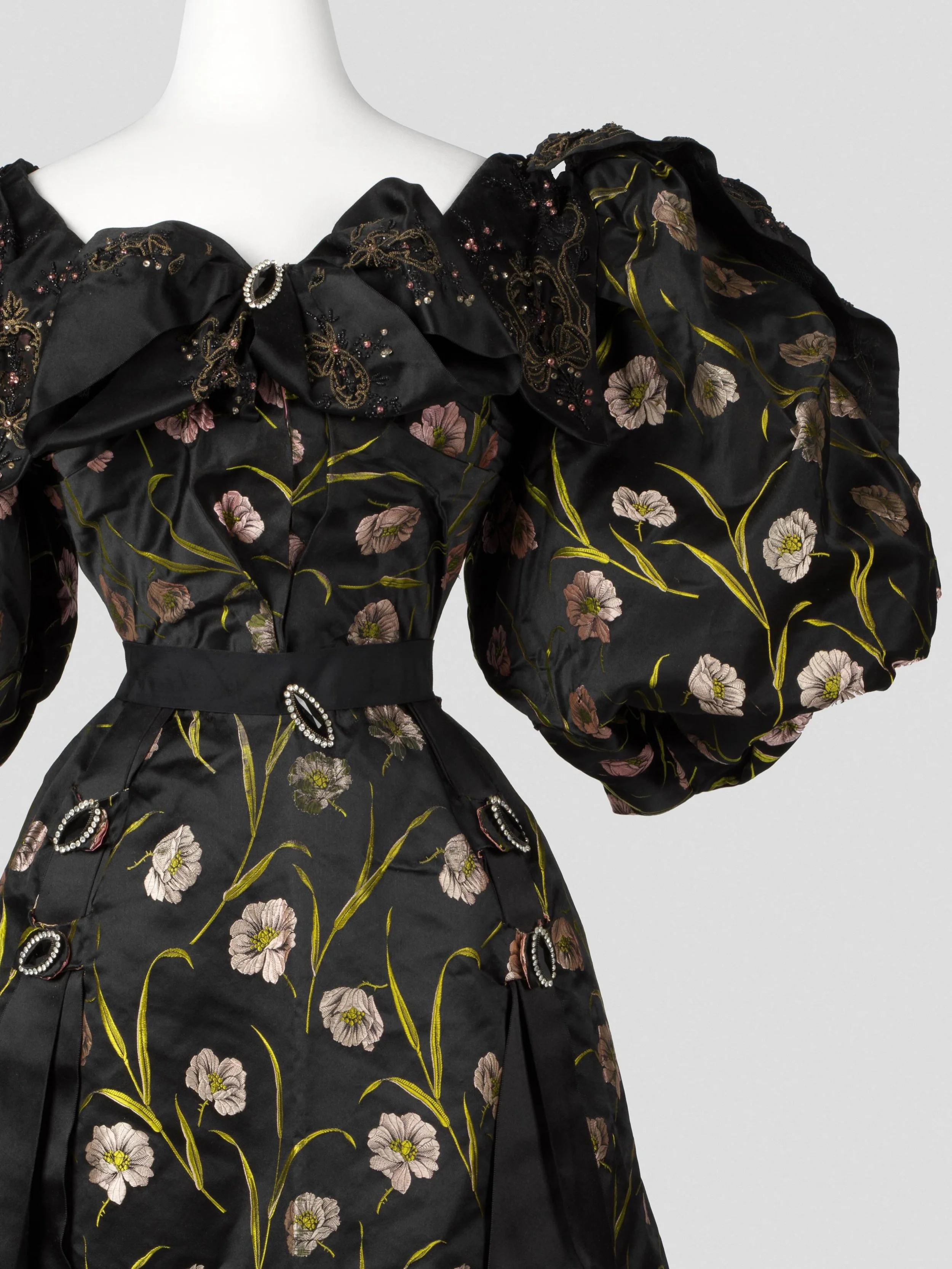 🖤 &ldquo;A masterpiece of haute-couture&rdquo;, was how Carla de Jonge described this dress in her book Een Eeuw Nederlandsche Mode (A Century of Dutch Fashion). This &lsquo;masterpiece&rsquo; was bought by her cousin Annette Lucie Koch-van Rappard 