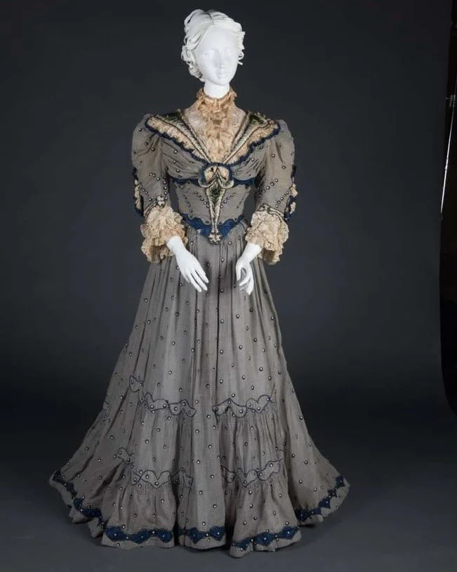 🦚 Day gown, 1897-1898, Templier &amp; Rondeau, FIDM Museum

Cotton, silk &amp; lace
.
.
.
.
.
.
.
.
#1890s #gildedage #victorianera #historicalfashion #peacockfeather