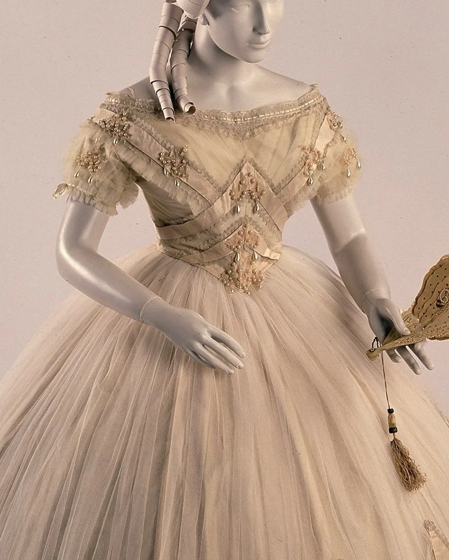 ⭐️ Evening Dress, 1860-1863, maker unknown, McCord Stewart Museum

https://collections.musee-mccord-stewart.ca/en/objects/4138/no-title

.
.
.
.
.
.
.
.
.
.
#historicalfashion #1860s #victorianera #historicaldress