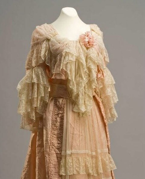 💓 Dress, 19th century, maker unknown, Colecci&oacute;n Museo de Historia Mexicana

Silk satin and lace
.
.
.
.
.
.
.
.
.
.
#historicalfashion #historicaldress #victorianera #victorianstyle