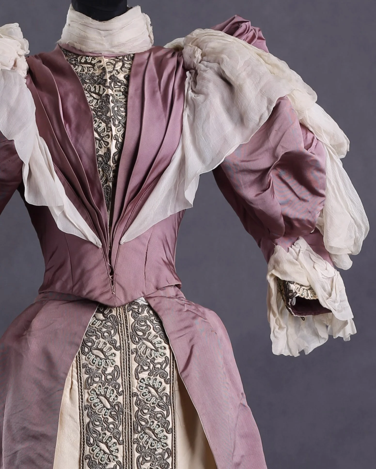 💜 Ball gown, 1890s, maker unknown, Muzeum Historii Ubioru w Poznaniu
.
.
.
.
.
.
.
.
.
.
#1890s #historicalfashion #dresshistory #victorianera #belleepoque