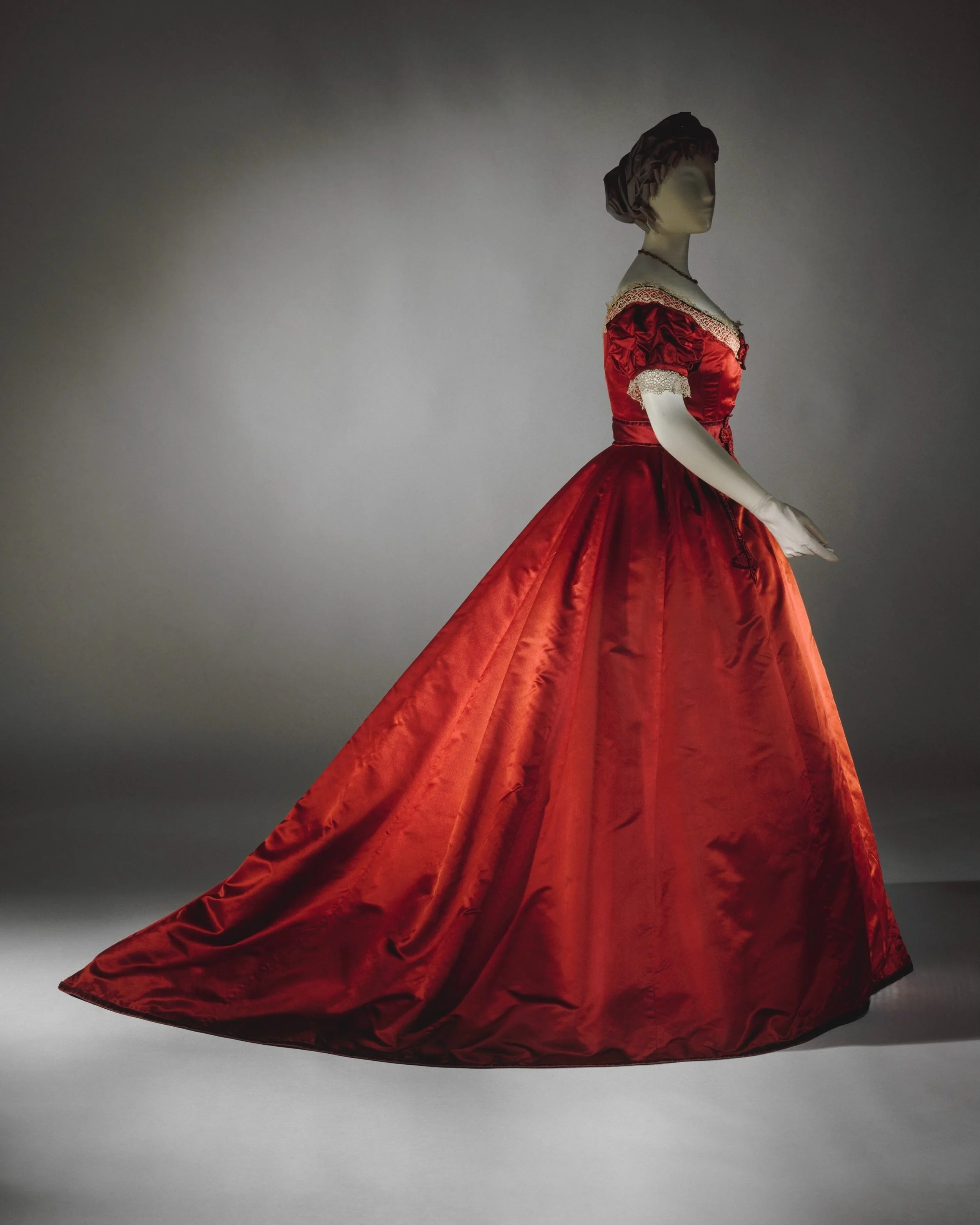 ❤️ Dress, c. 1865, maker unknown the Met

Silk
.
.
.
.
.
.
.
.
.
.
#historicalfashion #victoriandress #reddress #1860sfashion