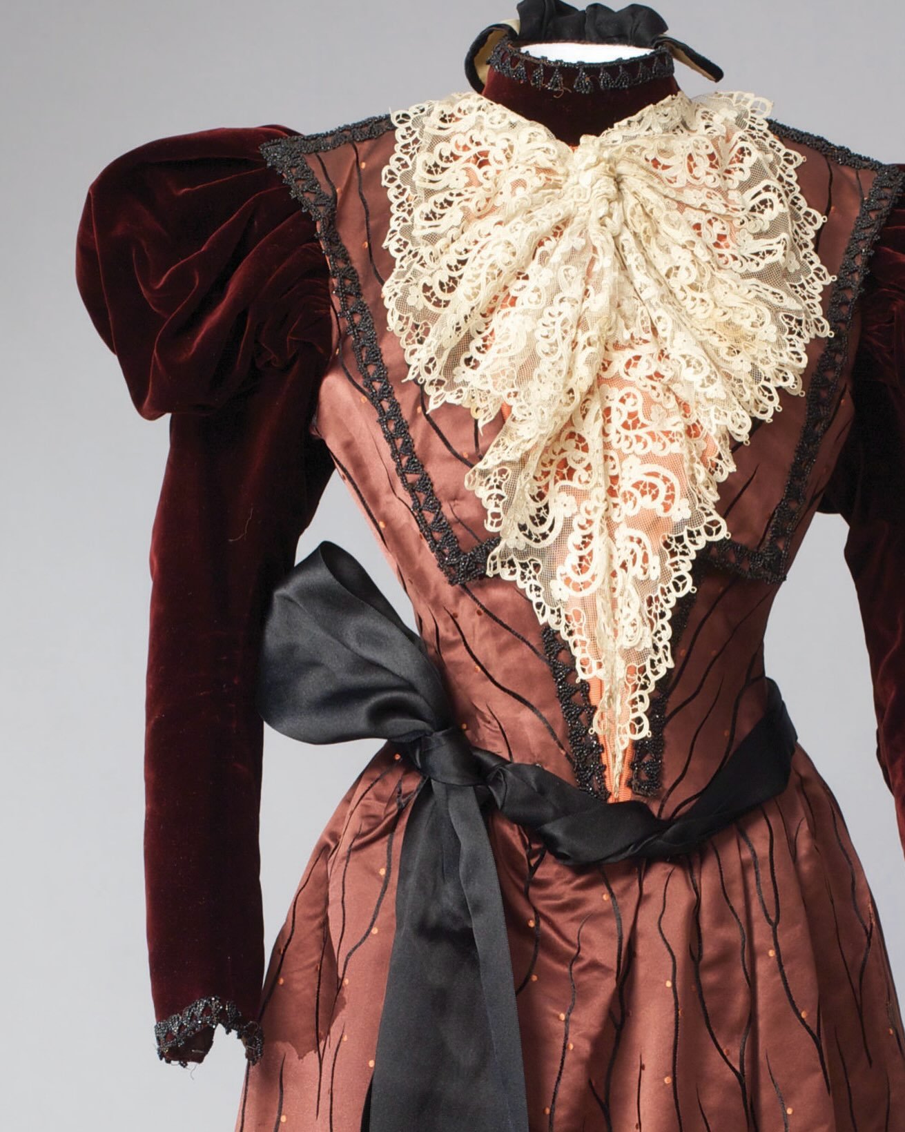 &hearts;️ &ldquo;This day dress features typical Belle Epoque styling. The influence of Art Nouveau can be seen in the sinuous &ldquo;s-curve&rdquo; silhouette with its gored skirt and gigot (leg o&rsquo; mutton) sleeves. The influence of Japanese pr