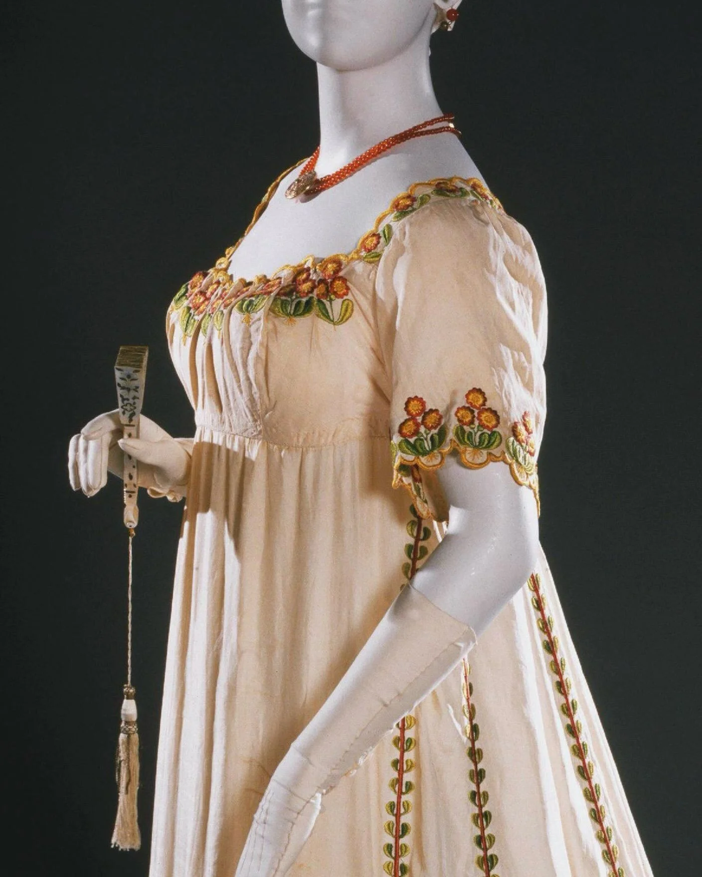 🪻 Woman&rsquo;s Dress, c. 1805-1810, maker unknown, Philadelphia Museum of Art

Ivory silk plain weave with multicolored silk embroidery in padded satin, buttonhole, and whipped running stitches and French knots

https://www.philamuseum.org/objects/