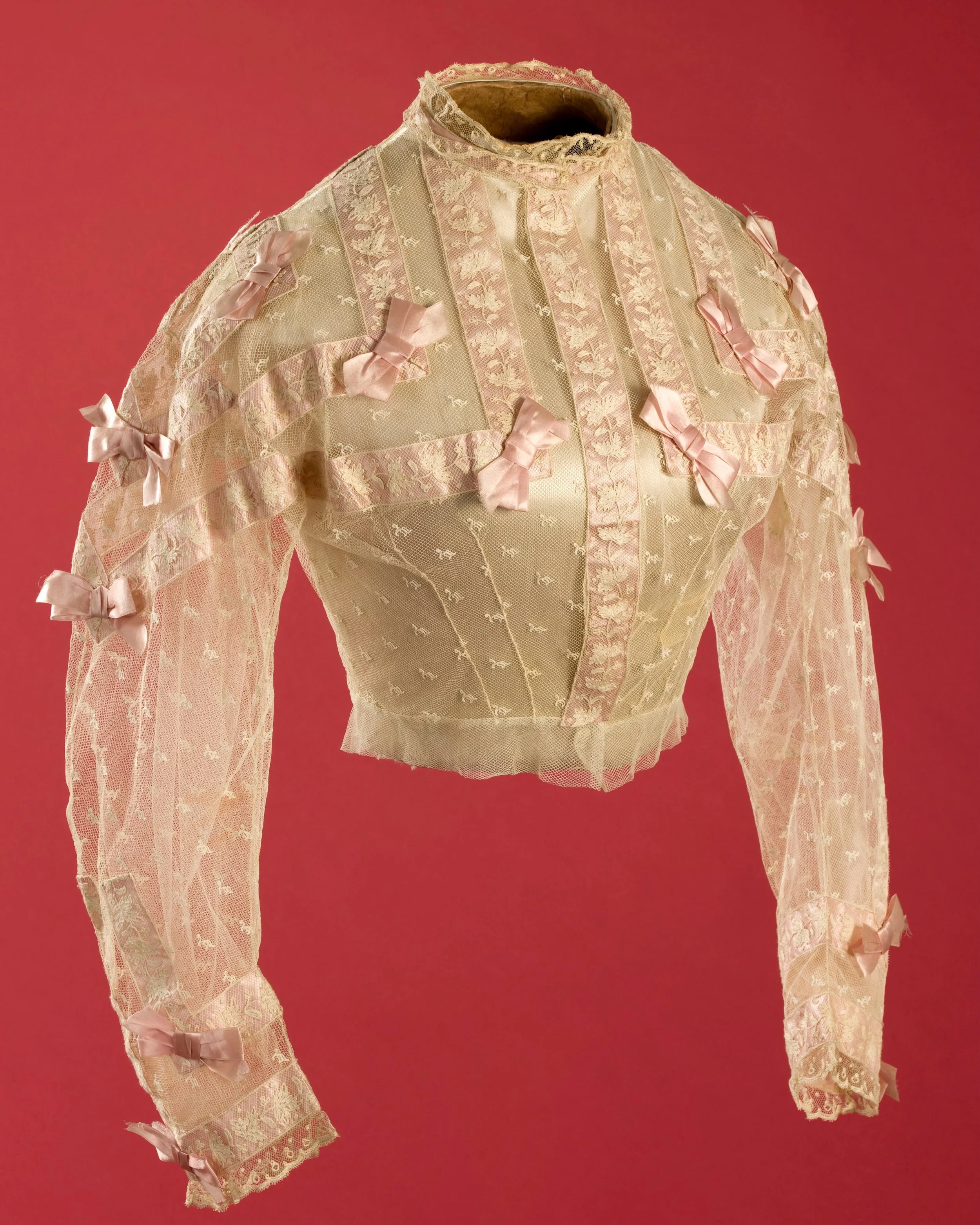 🎀 Bodice, c. 1868, maker unknown, Palais Galliera 

Cream embroidered tulle decorated with pink satin ribbons arranged to mimic a bolero.

https://www.parismuseescollections.paris.fr/es/node/195521

.
.
.
.
.
.
.
.
.
.
.
.
#1860s #victorianera #hist
