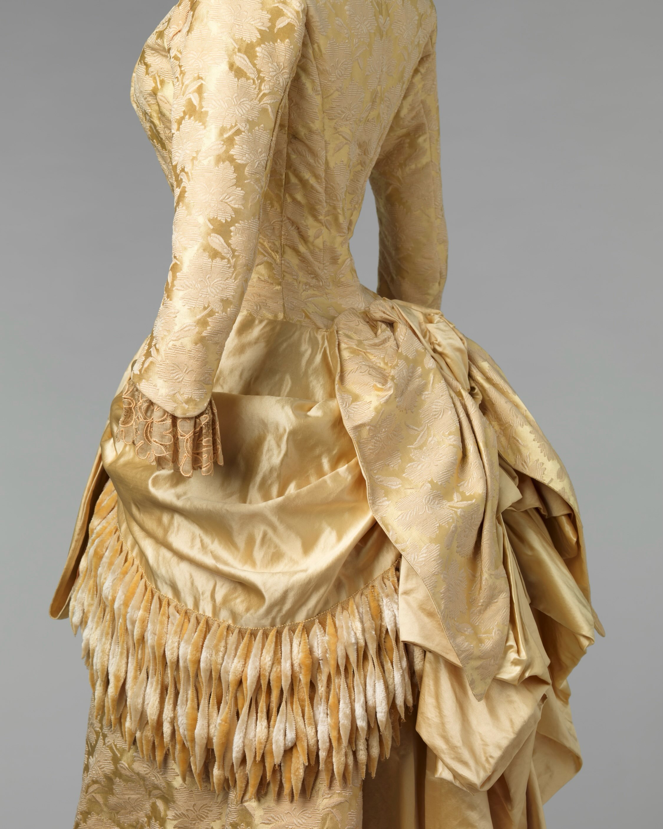 ✨ Reception dress, 1884, maker unknown, RISD Museum

Silk brocade and satin weave, trimmed with chenille fringe

https://risdmuseum.org/art-design/collection/reception-dress-600682

.
.
.
.
.
.
.
.
.
.
.
.
#gildedage #historicalfashion #1880s #victor