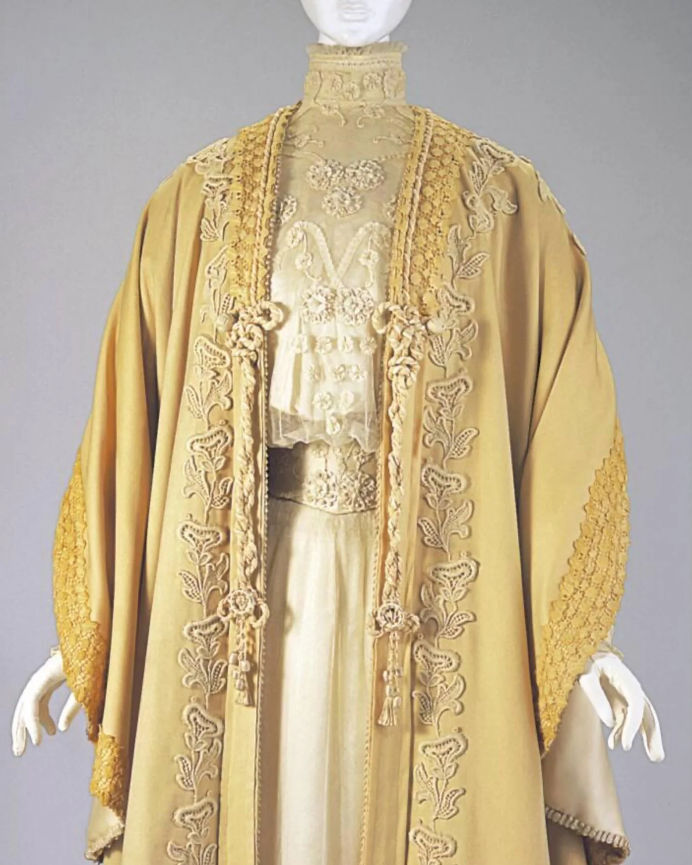 💛 Evening Coat, 1907-1910, Minnie K. Kaufmann, Cincinnati Art Museum

Wool, silk

https://collection.cincinnatiartmuseum.org/objects/9459/evening-coat

.
.
.
.
.
.
.
.
.
.
.
.
.
#1900s #edwardian #fashionhistory