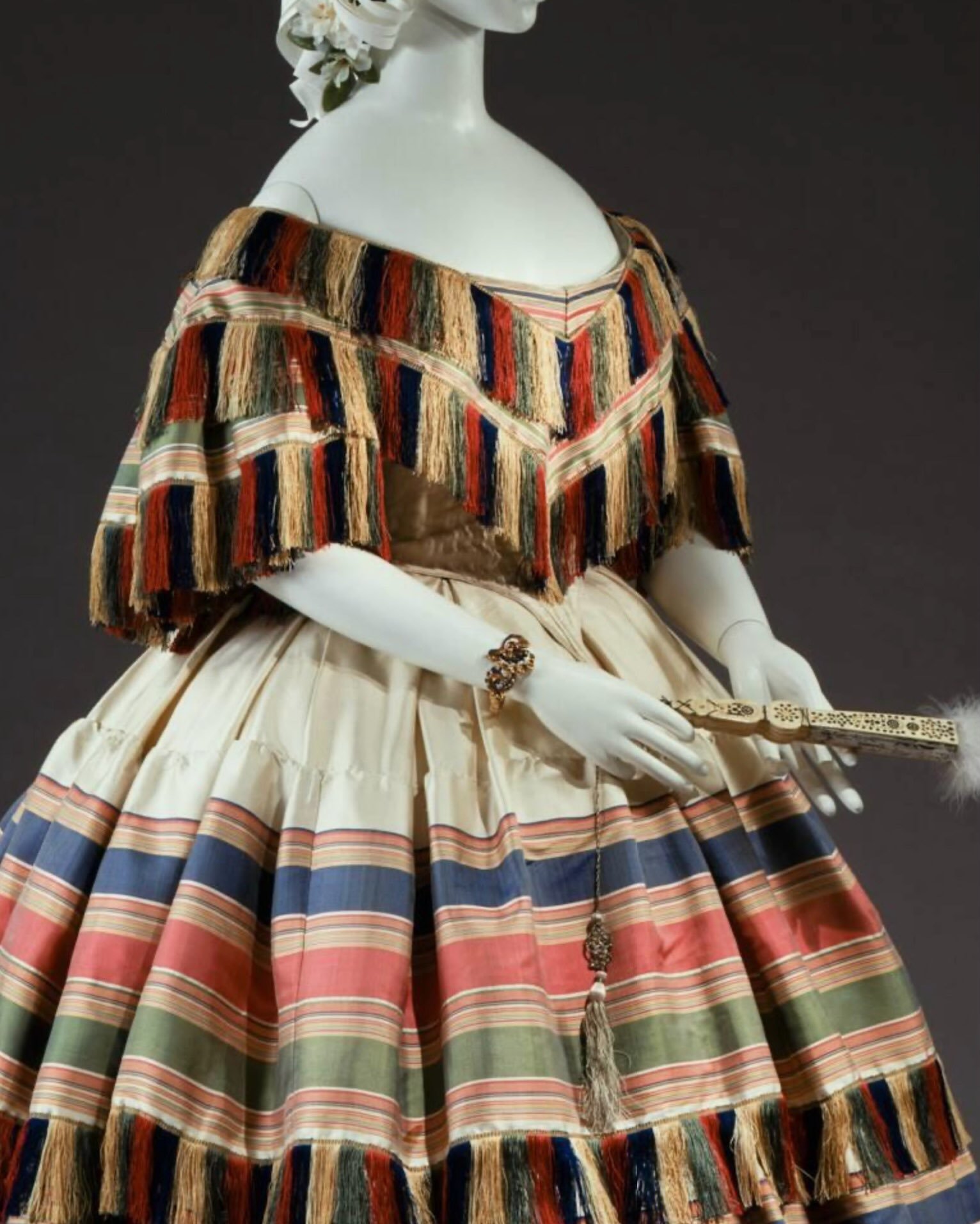 💙&hearts;️💚 Evening Dress: Bodice and Skirt, 1856-1858, maker unknown, Cincinnati Art Museum

Silk

.
.
.
.
.
.
.
.
.
.
#1850s #victorian #historicalfashion