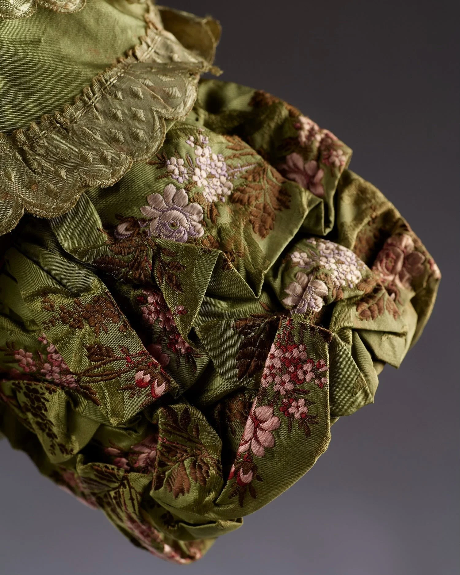 💚 &ldquo;It is characteristic of mid-19th-century fashion, both in its two-piece construction&mdash;featuring an off-the-shoulder bodice and a voluminous skirt&mdash;and in the richness of its fabric: silk taffeta embroidered with floral motifs. A c