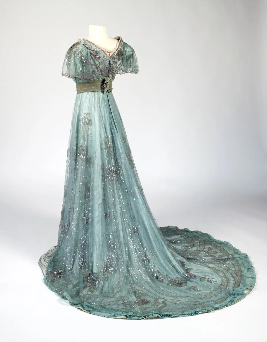 🧊 Worn by a Miss Mathiesen of Linderud G&aring;rd during the coronation in Nidaros Cathedral in 1906.

Ball gown, 1900-1904, maker unknown, Nordenfjeldske kunstindustrimuseum

Silk, Velvet, Celluloid, Glass beads

https://digitaltmuseum.org/02106152