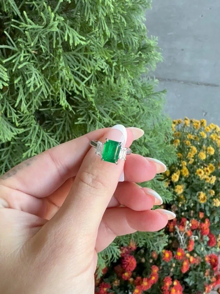 emeralds are always a good idea 💚

#vanbrockjewels #finejewelry #shoplocal #goldjewelry #jewelry #kcmo #kansascity #instajewelry #jewelryaddict #jewelrylover #jewelry #ring #emeralds #ringoftheday #ringgoals #diamondrings #privatejeweler #luxury #lu