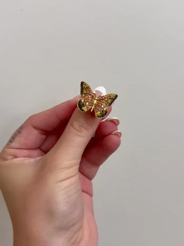 this @gracewinfrey butterfly ring is absolutely stunning! 🦋⚡️

#vanbrockjewels #finejewelry #shoplocal #goldjewelry #jewelry #kcmo #kansascity #instajewelry #jewelryaddict #jewelrylover #jewelry #ring #diamonds #diamondring #diamondringgoals #ringof