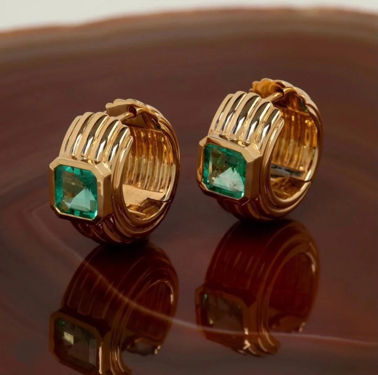 absolutely loving the @sorellinajewelry&rsquo;s new Nomad gemstone huggies 💚✨

#vanbrockjewels #finejewelry #sorellinajewelry