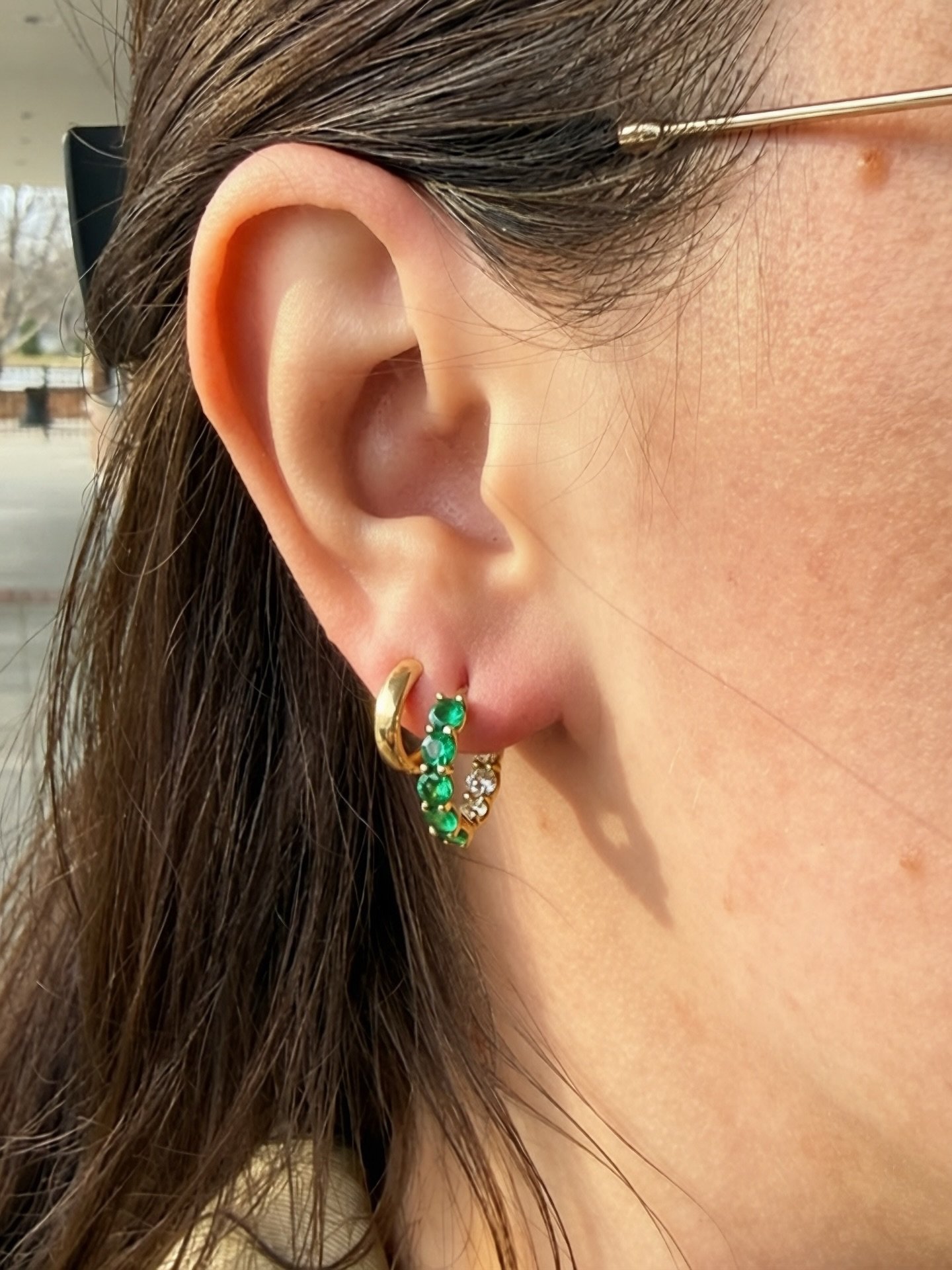 we are loving these @normansilverman inside out emerald/diamond huggies 💚

#vanbrockjewels #normansilverman #finejewelry #diamonds #kansascity