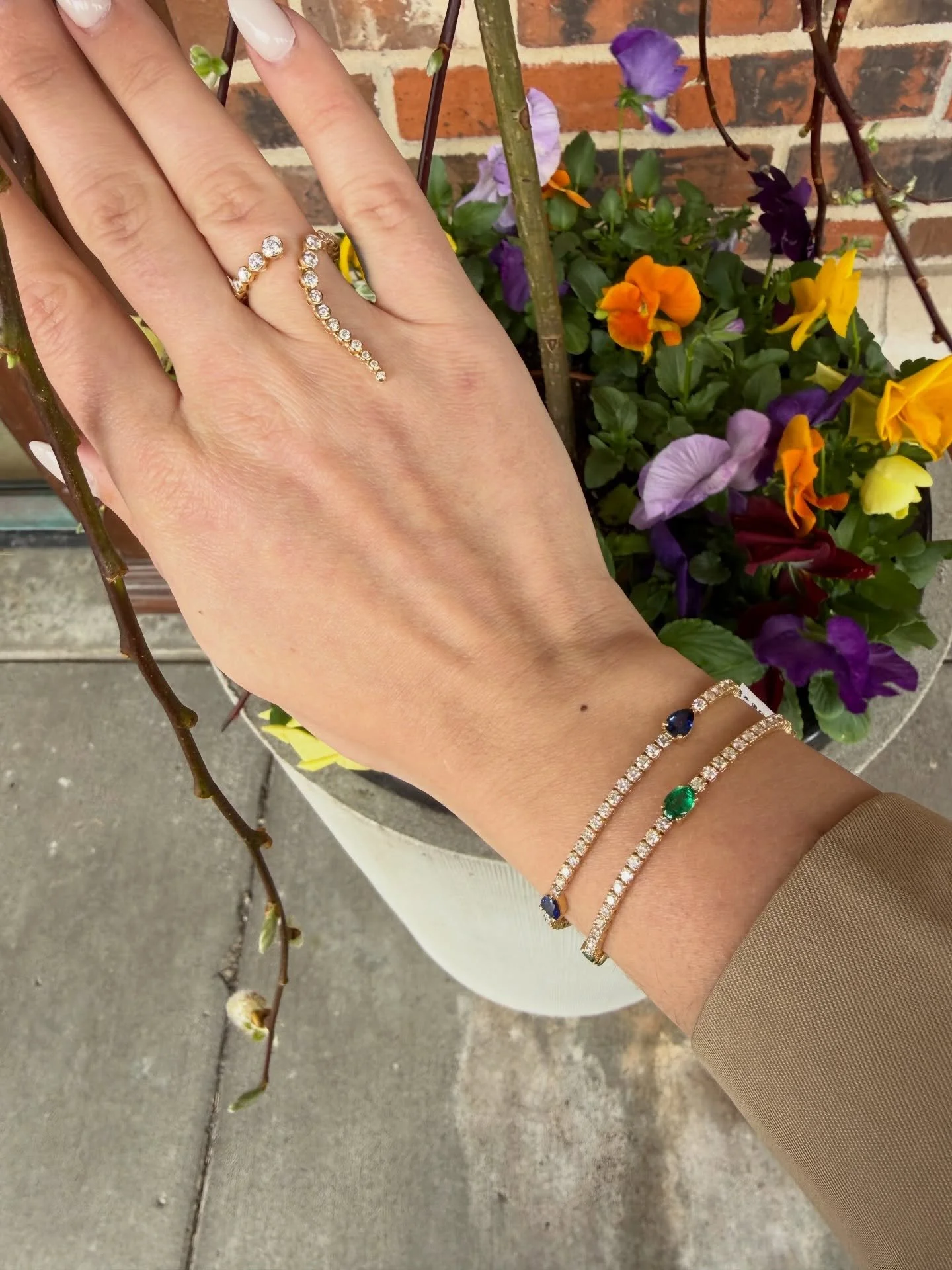 Spring favorites; @normansilverman &amp; @ondynfinejewelry 💚

#vanbrockjewels #normansilverman #ondynfinejewelry #kansascity