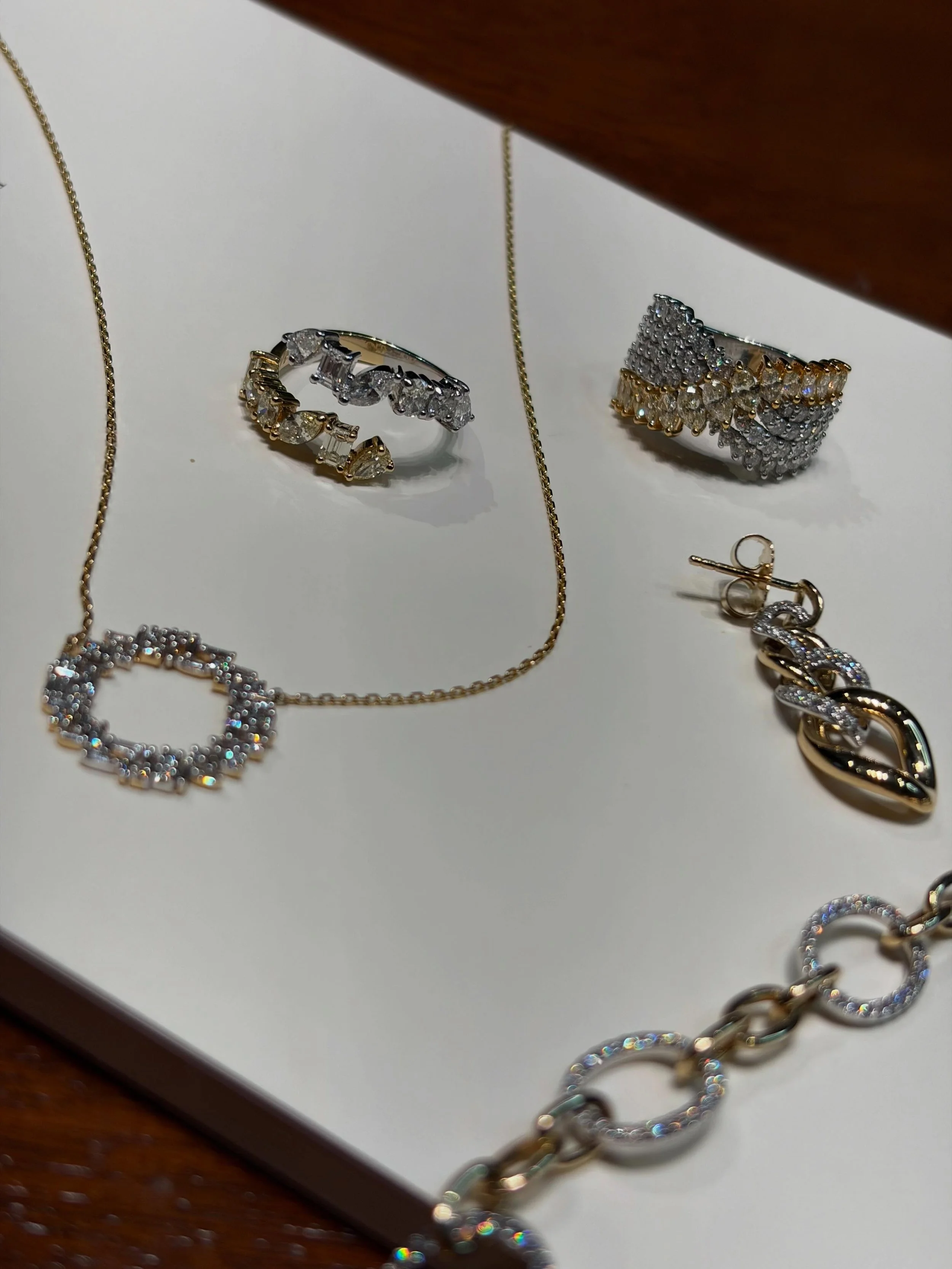 mixed metals through the different lenses // 

@fredericsage ✨

#womensjewelry #luxuryaccessory #jewelry