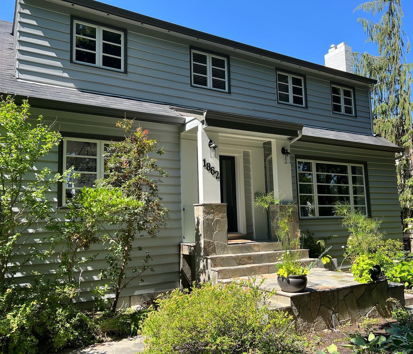 This historical house in Kelowna is back up to par! 

Swipe through to see the repair work on the sun-facing wooden siding 🌞

Thanks to @benjaminmoorepro &amp; @benmoorekelowna with the great Fresh Start wood primer &amp; self-leveling Aura exterior