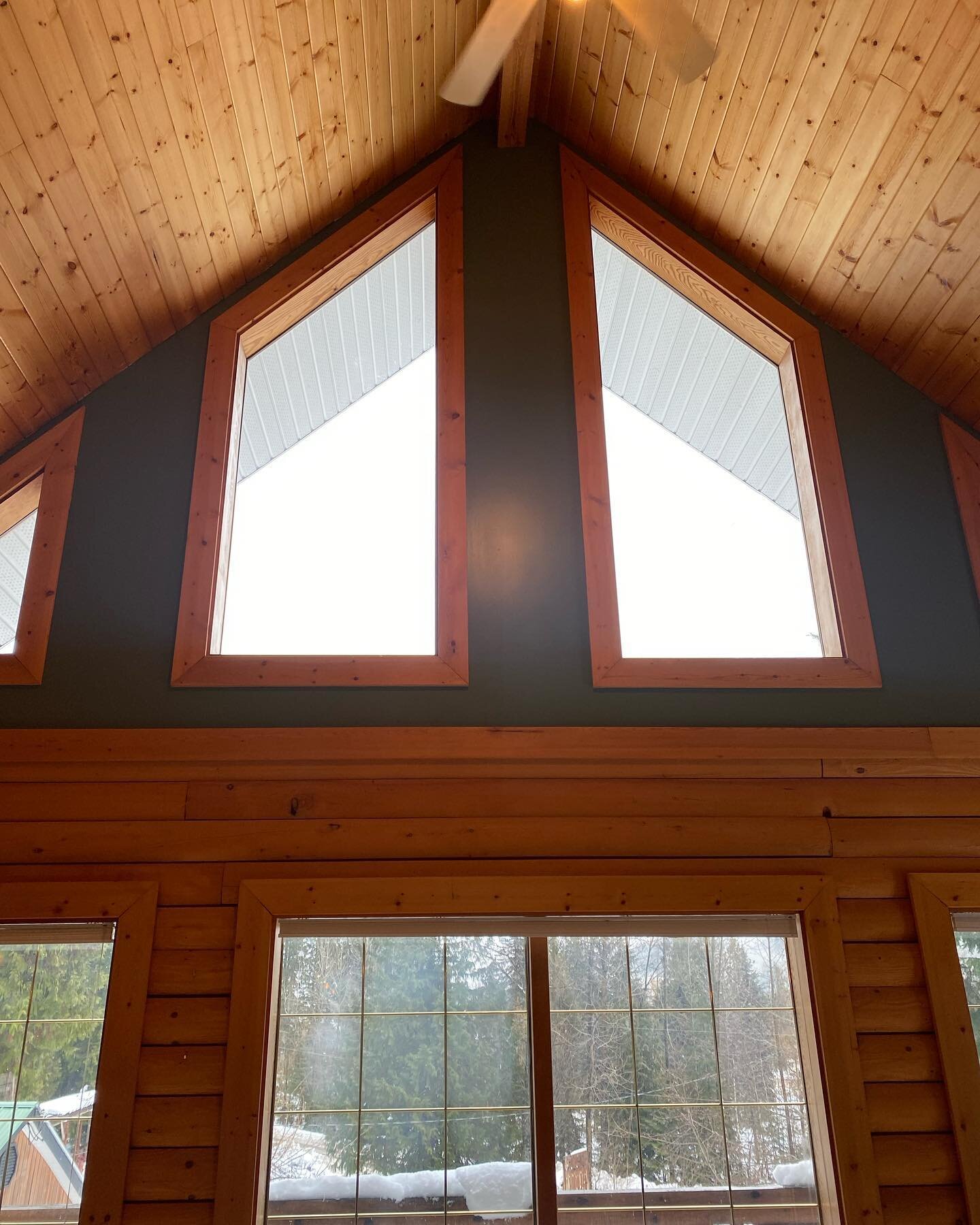 This cozy cabin repaint has us dreaming of more snow days to come ❄️⛷️

#cabin #repaint #woodceiling 

@benjaminmoorepro 
@benjaminmoore