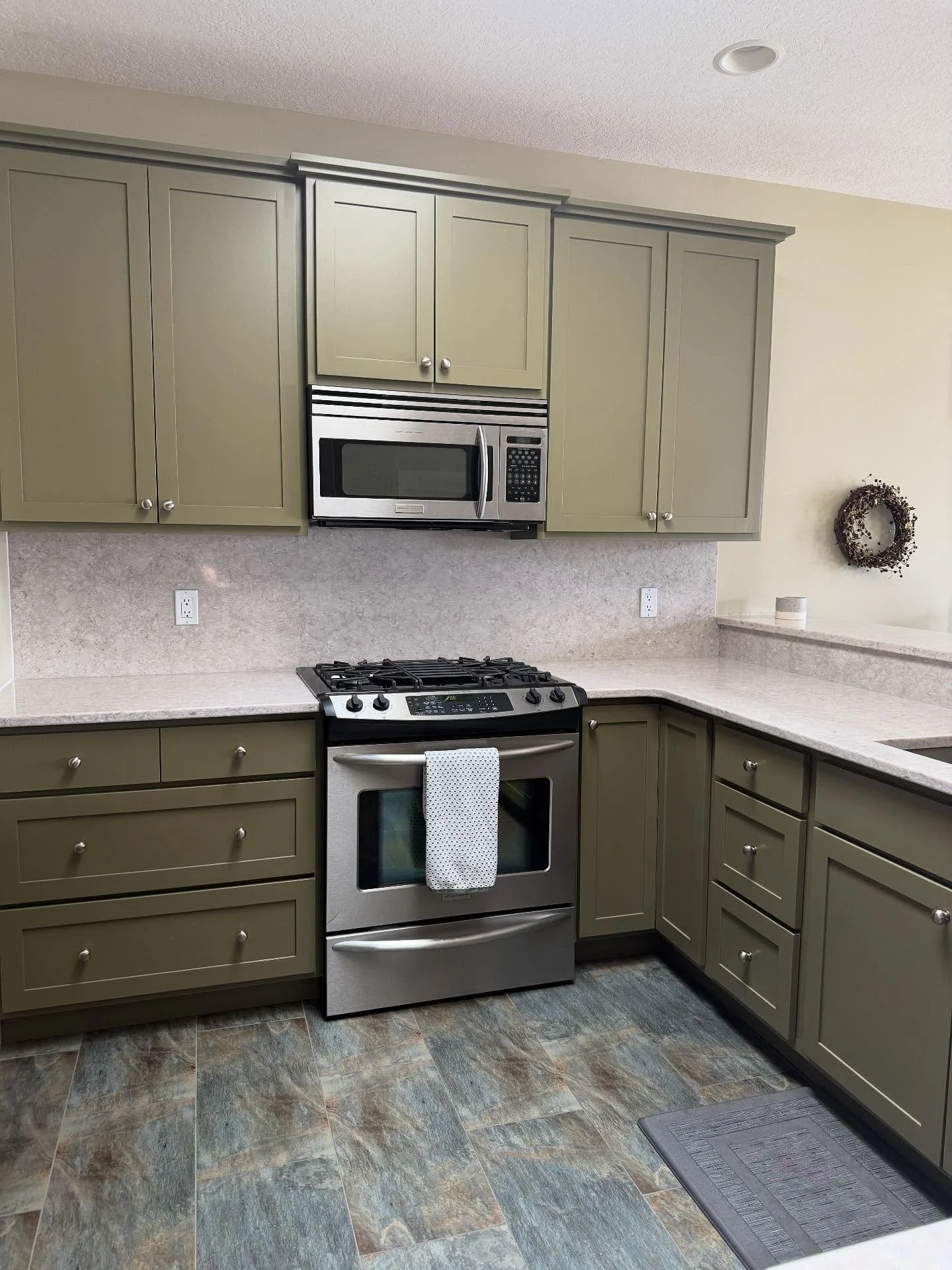 It might be 35 degrees outside, but we’re already booking into our late October and November interior painting schedule 🔥
Fall and winter are when we shift focus to the indoors with a heavy focus on cabinet refinishing, but also traditional i
